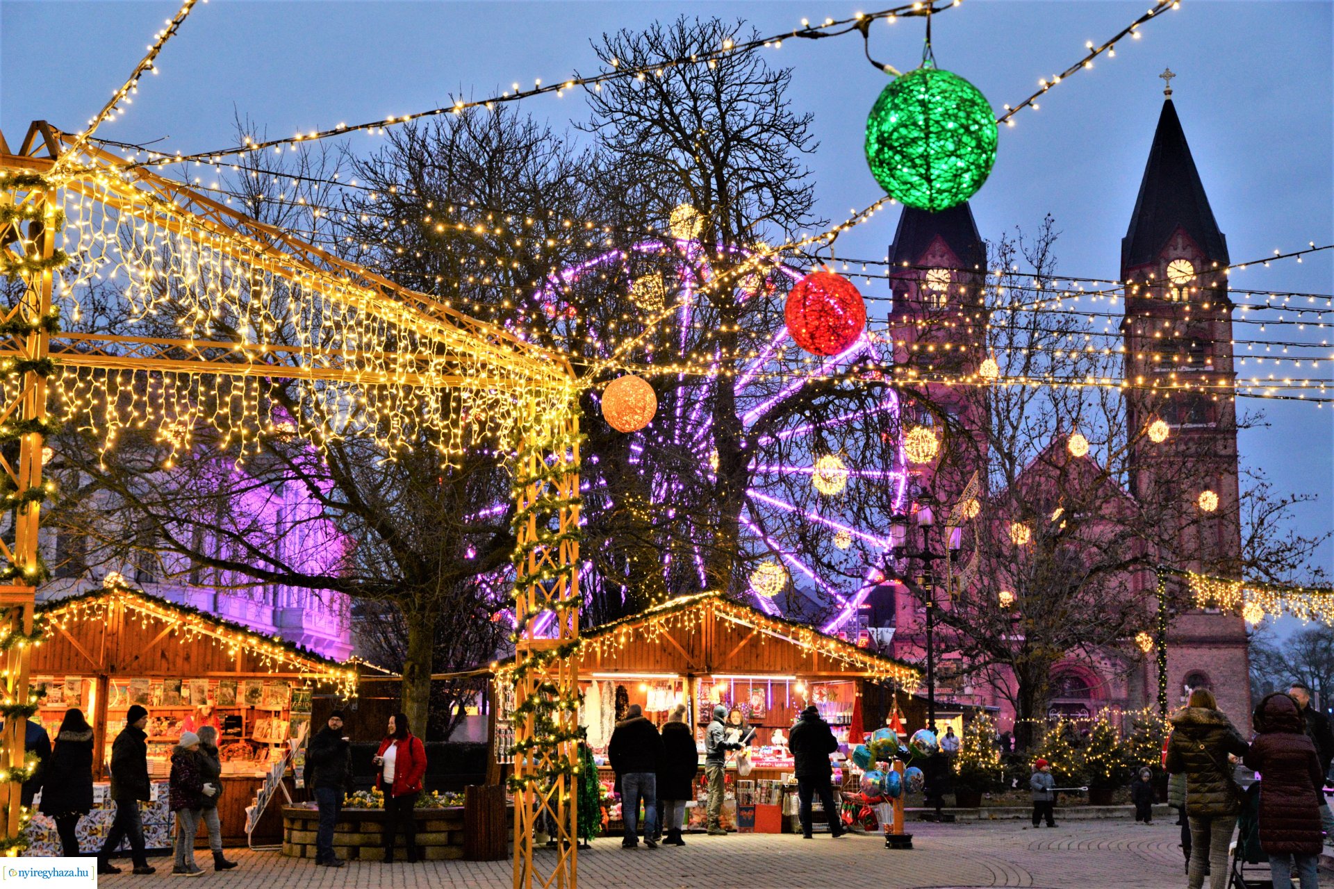 Advent második gyertyája - már két gyertyaláng ég a koszorún