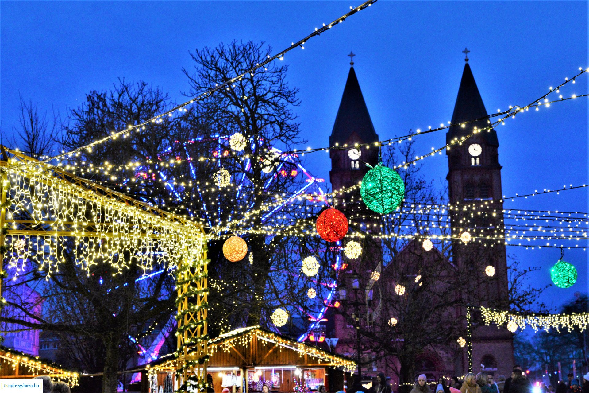 Advent második gyertyája - már két gyertyaláng ég a koszorún