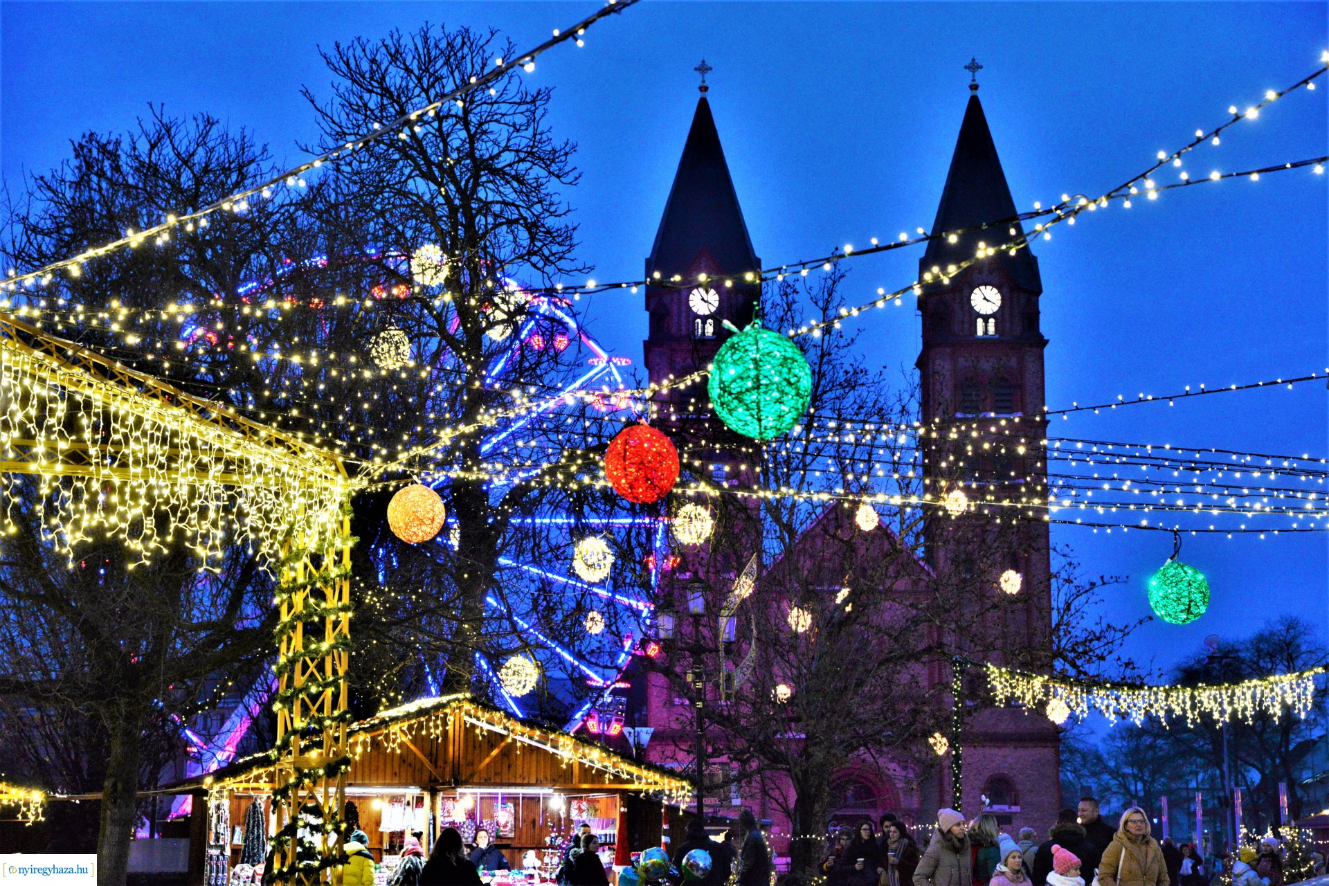 Advent második gyertyája - már két gyertyaláng ég a koszorún