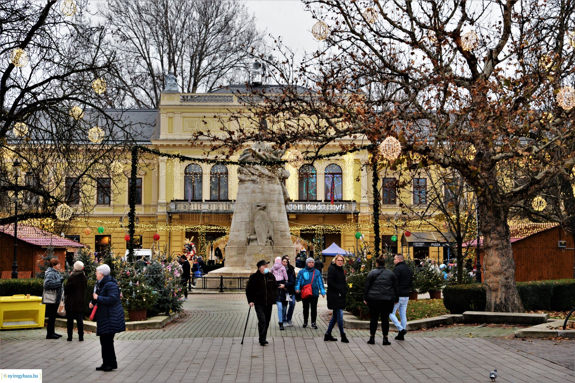 Advent második gyertyája - már két gyertyaláng ég a koszorún