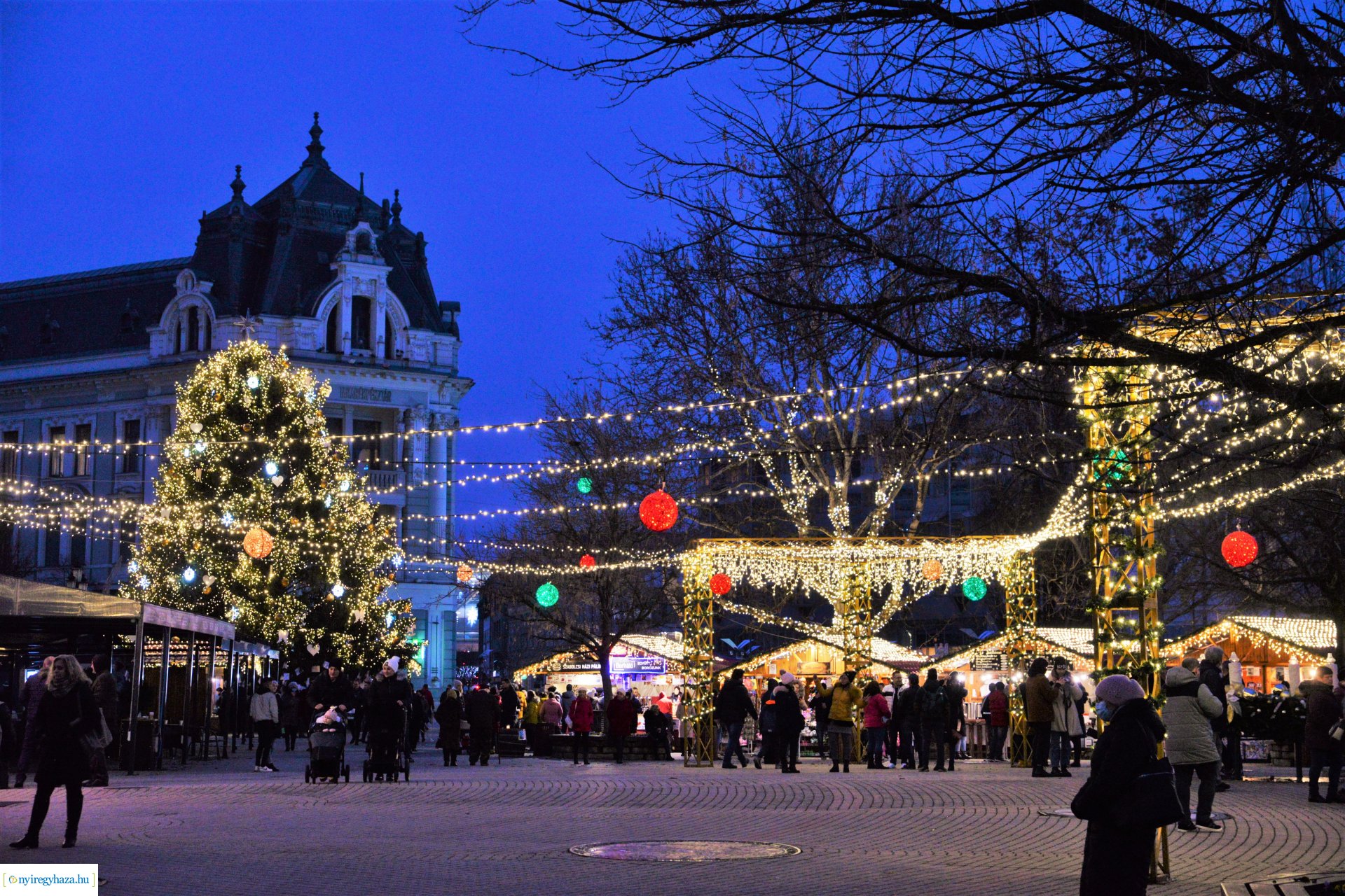 Advent második gyertyája - már két gyertyaláng ég a koszorún