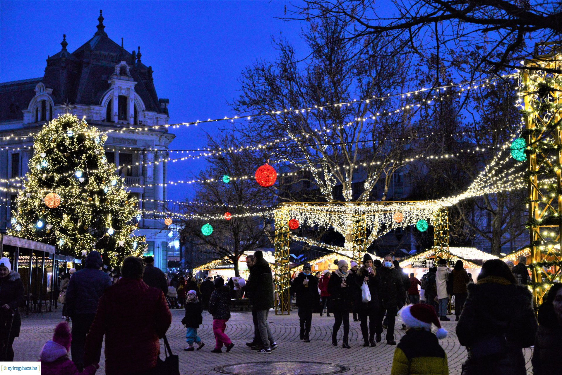Advent második gyertyája - már két gyertyaláng ég a koszorún
