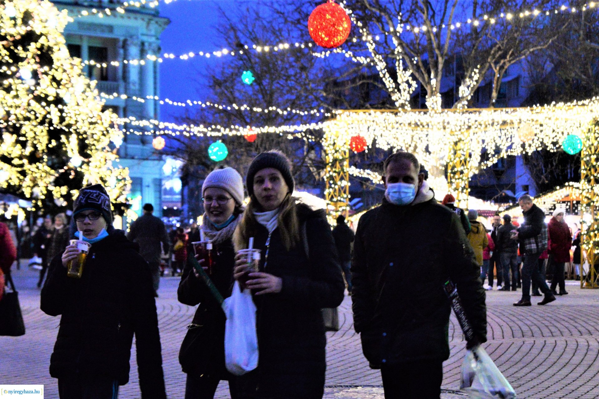 Advent második gyertyája - már két gyertyaláng ég a koszorún