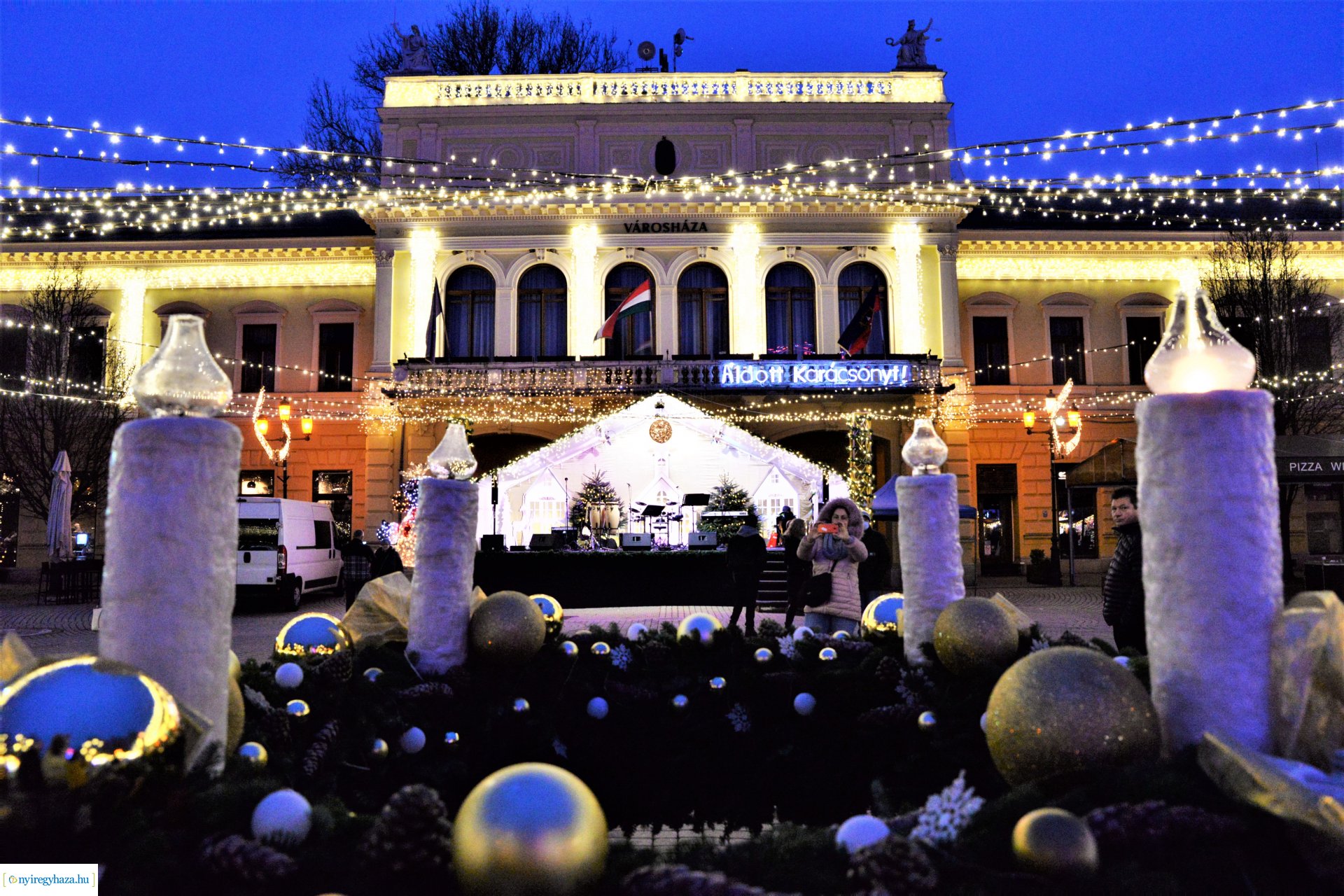 Advent második gyertyája - már két gyertyaláng ég a koszorún