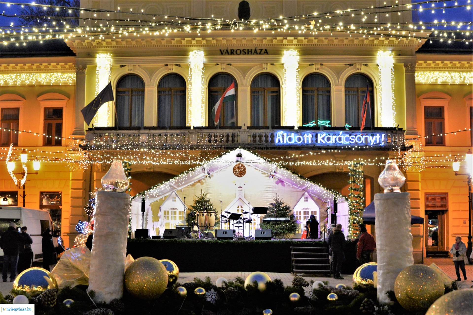 Advent második gyertyája - már két gyertyaláng ég a koszorún