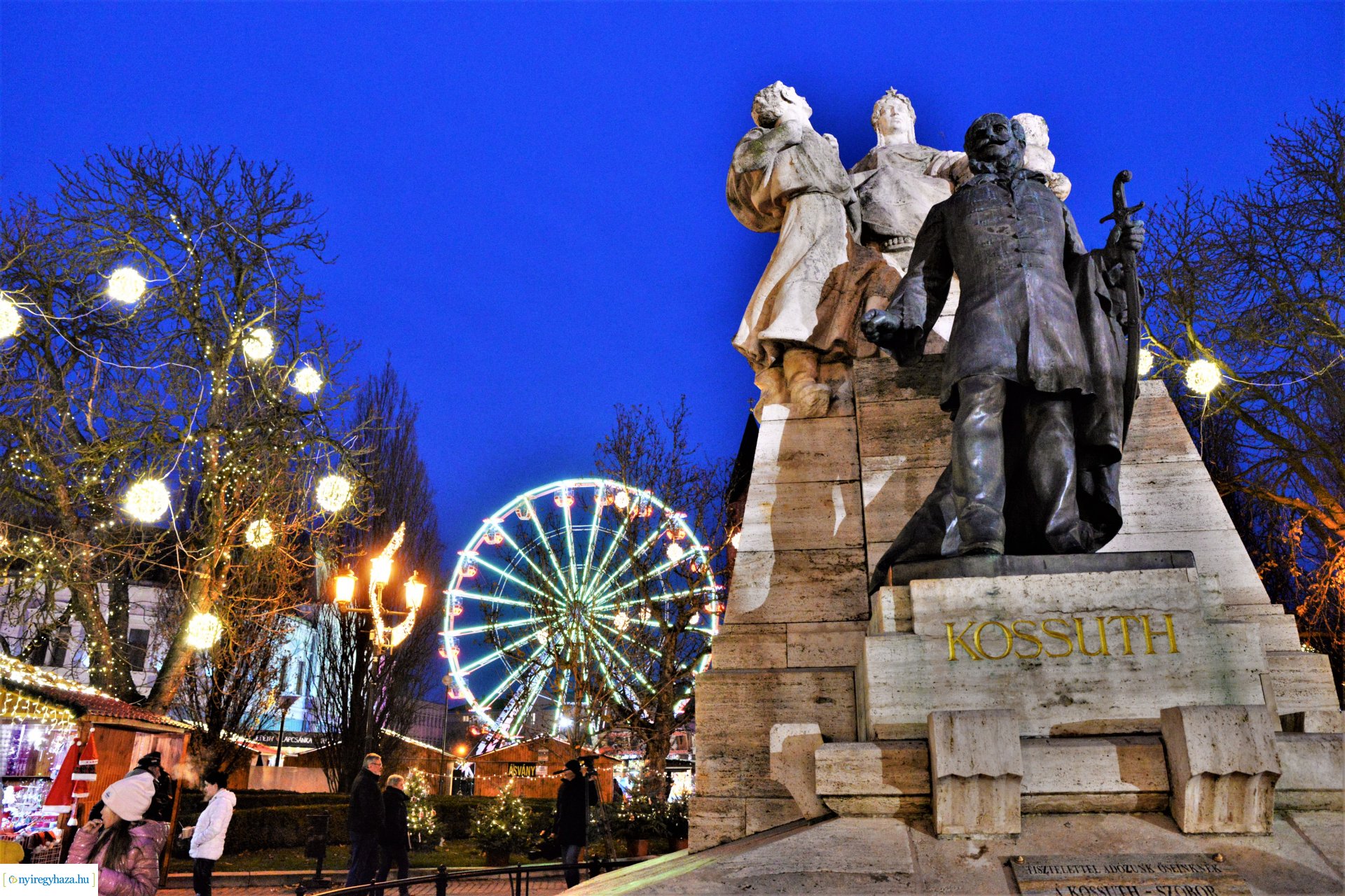 Advent második gyertyája - már két gyertyaláng ég a koszorún