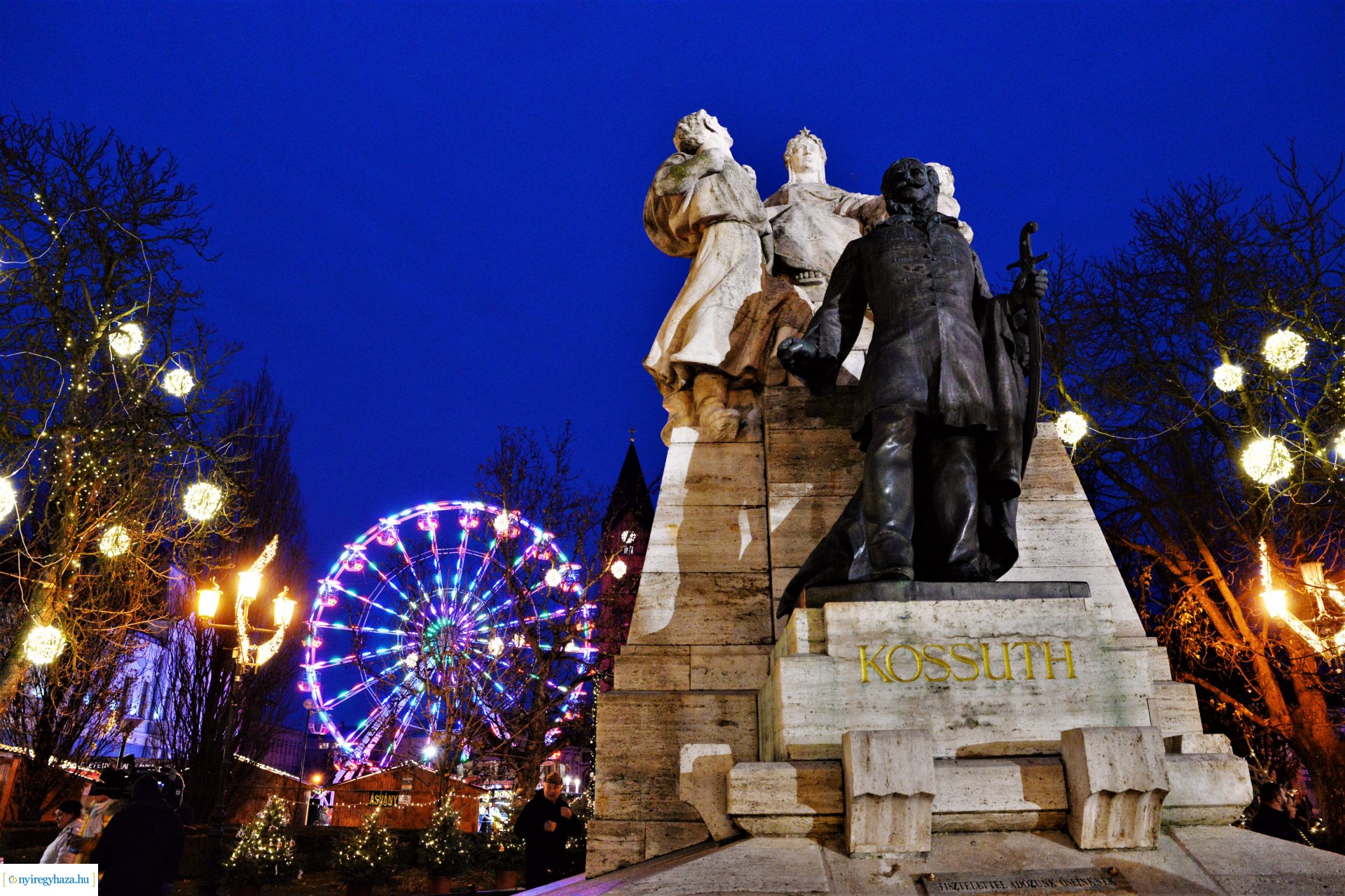 Advent második gyertyája - már két gyertyaláng ég a koszorún