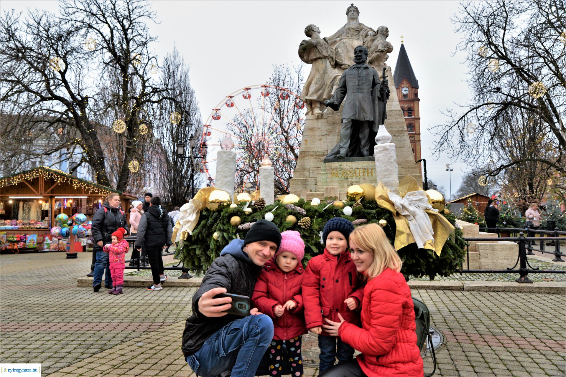 Advent második gyertyája - már két gyertyaláng ég a koszorún