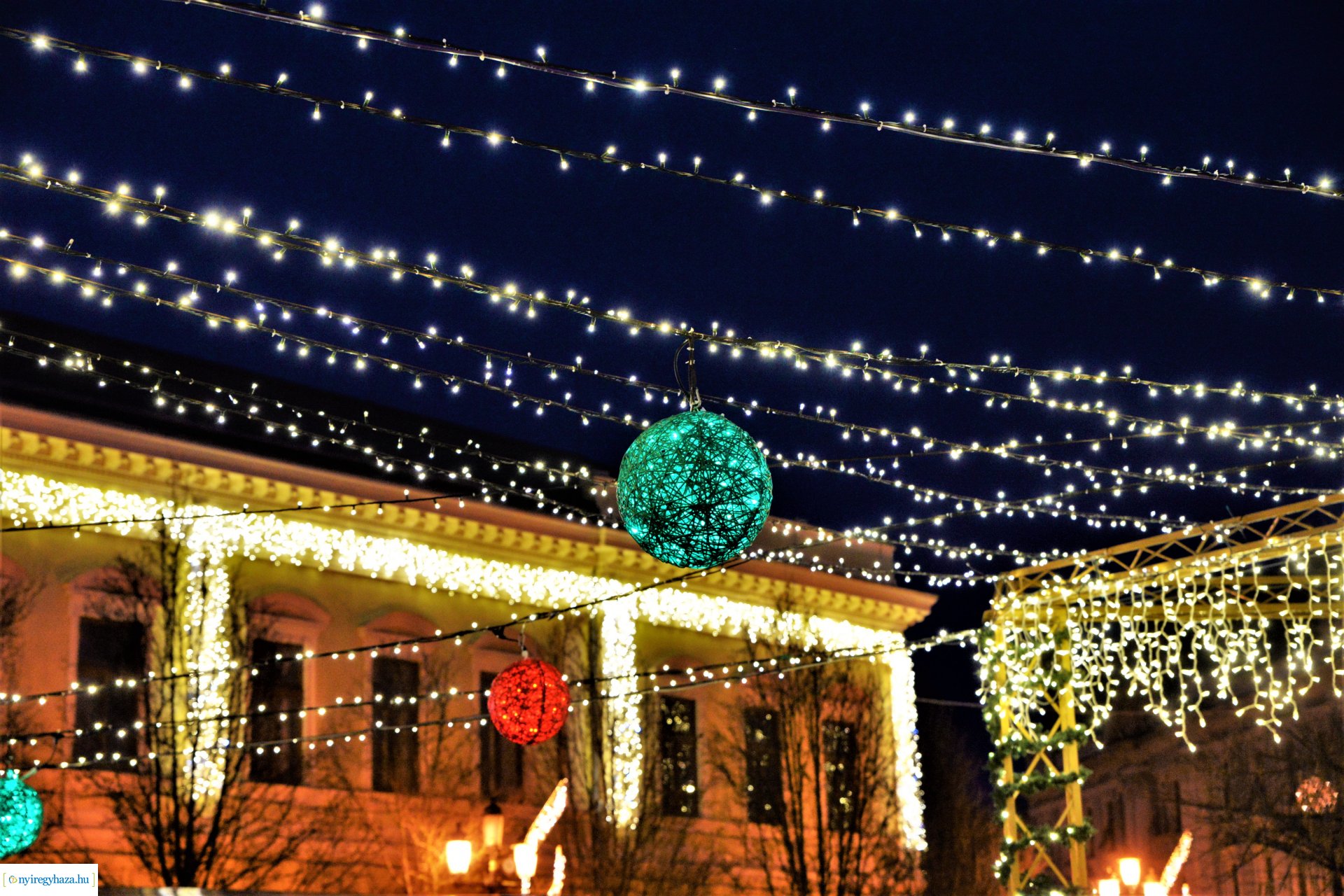 Advent második gyertyája - már két gyertyaláng ég a koszorún