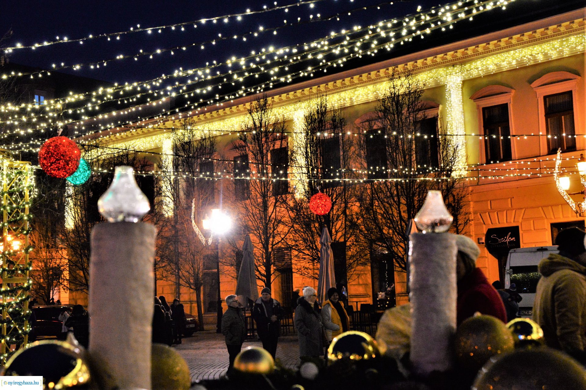 Advent második gyertyája - már két gyertyaláng ég a koszorún