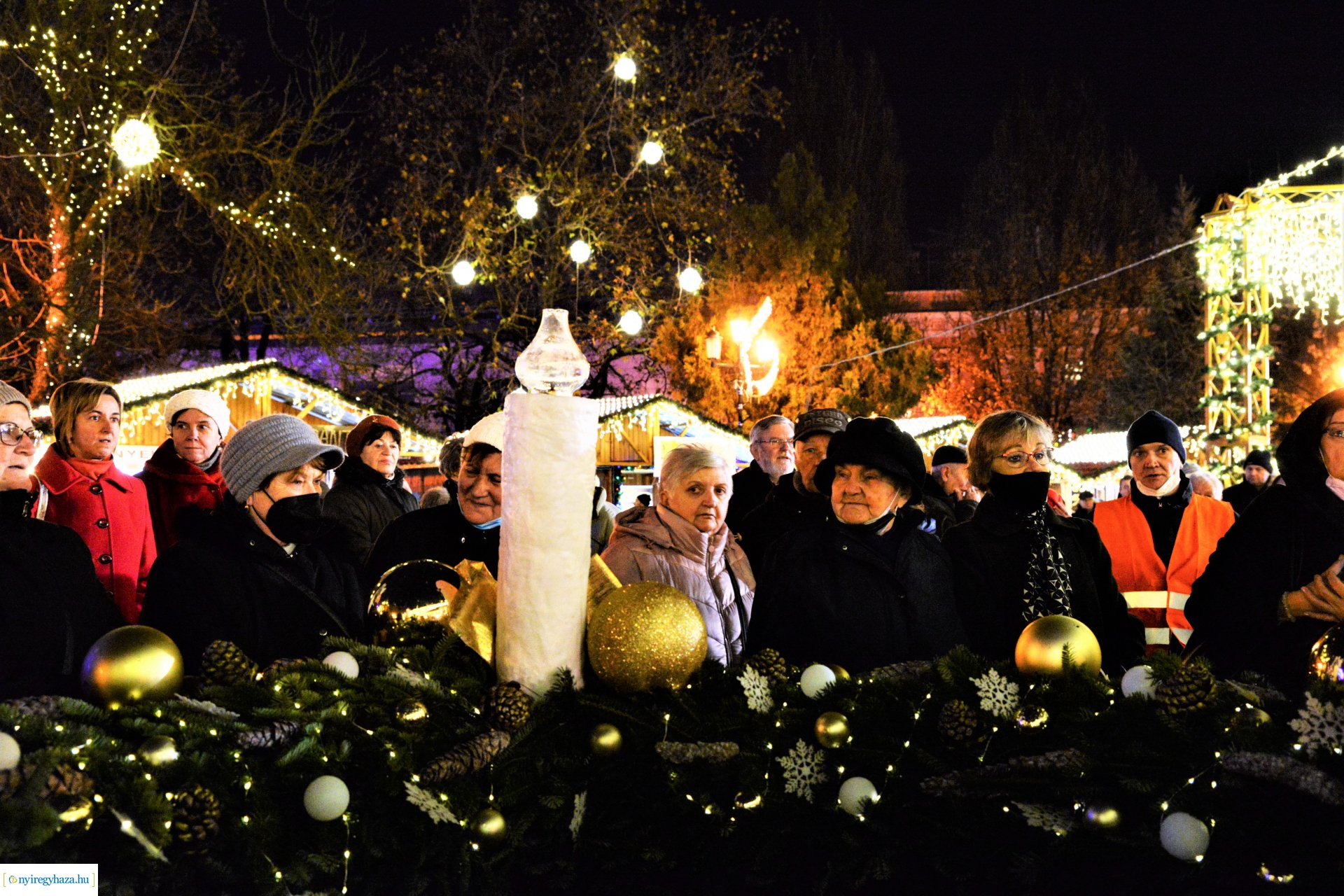 Advent második gyertyája - már két gyertyaláng ég a koszorún