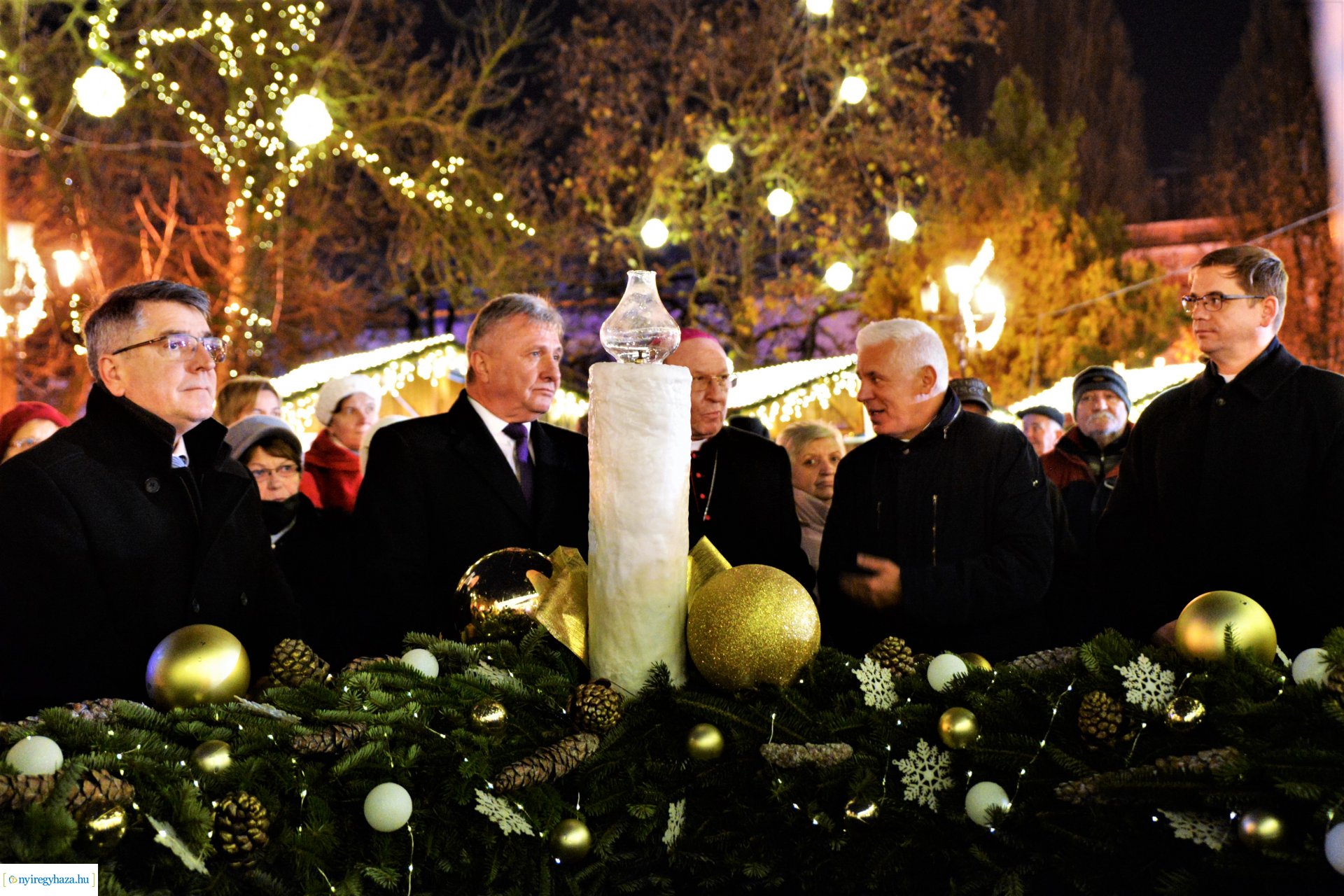 Advent második gyertyája - már két gyertyaláng ég a koszorún