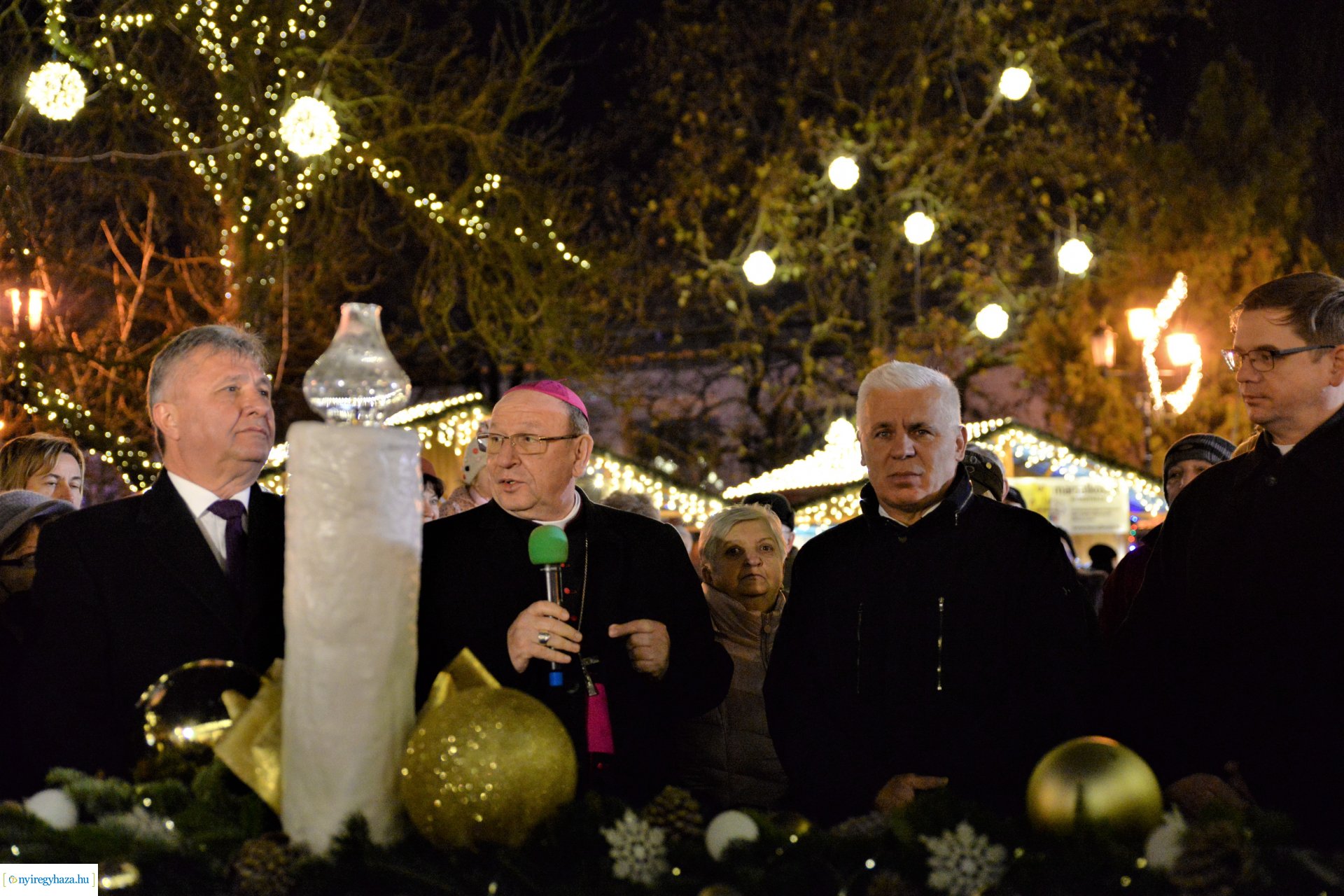 Advent második gyertyája - már két gyertyaláng ég a koszorún