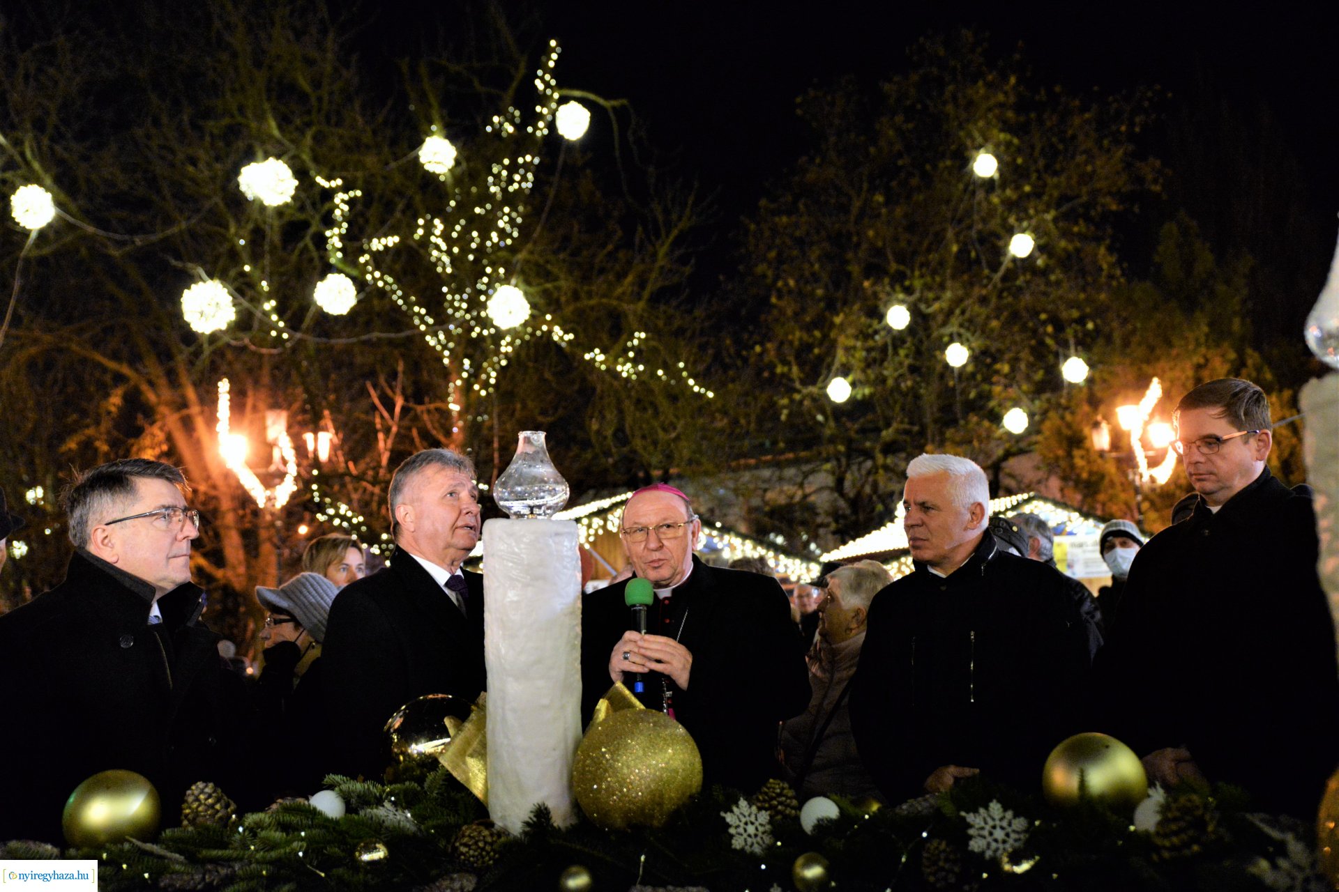 Advent második gyertyája - már két gyertyaláng ég a koszorún