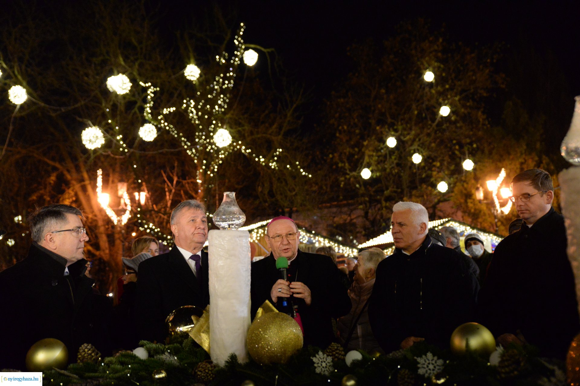 Advent második gyertyája - már két gyertyaláng ég a koszorún