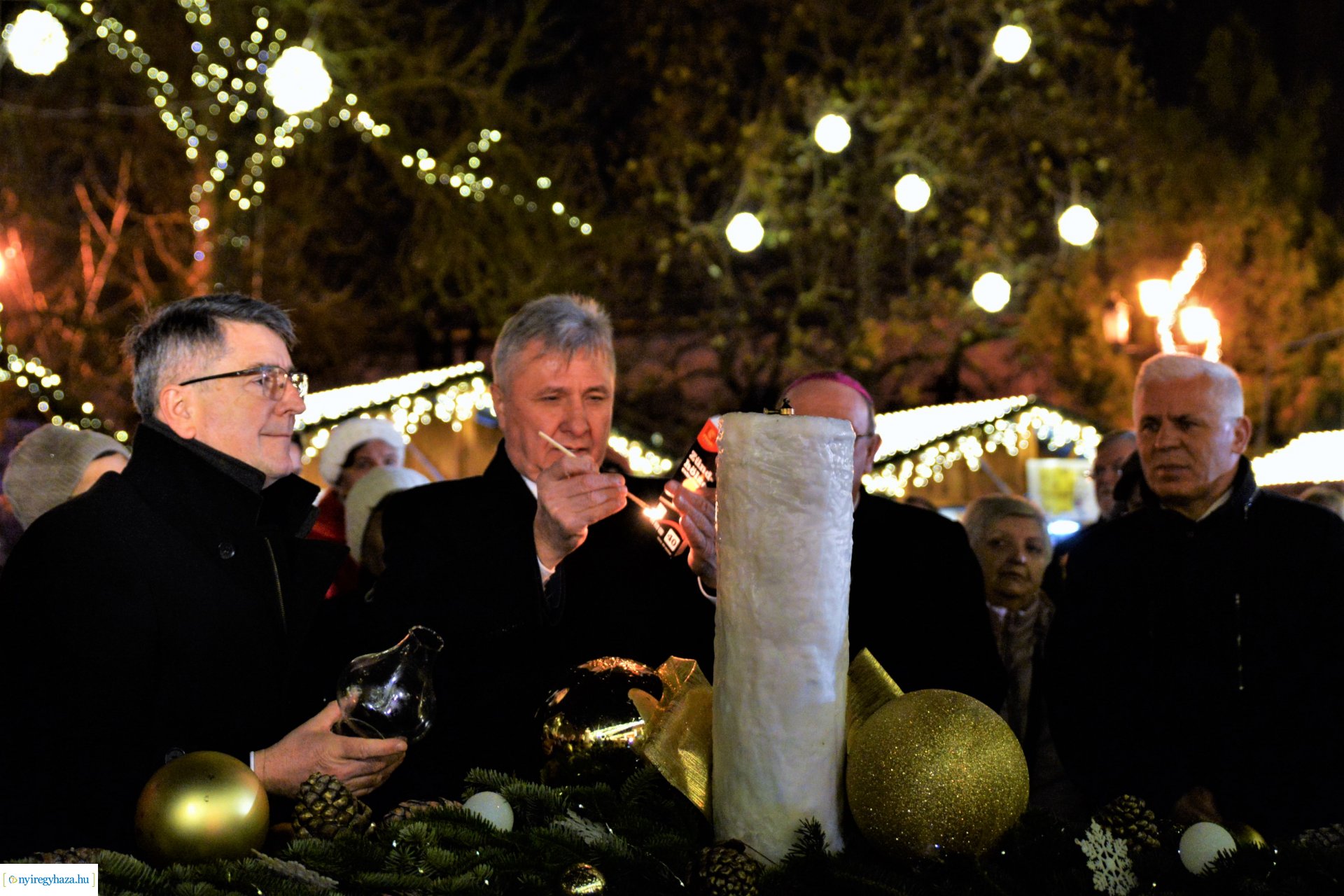 Advent második gyertyája - már két gyertyaláng ég a koszorún