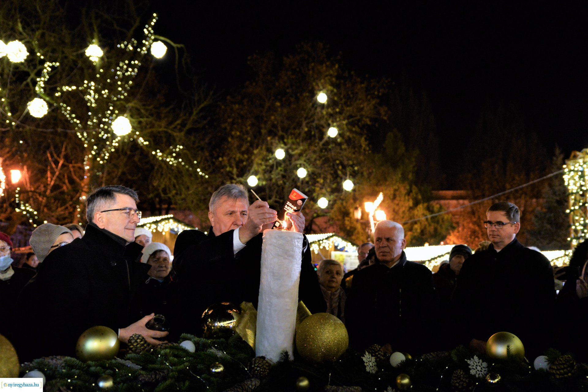Advent második gyertyája - már két gyertyaláng ég a koszorún