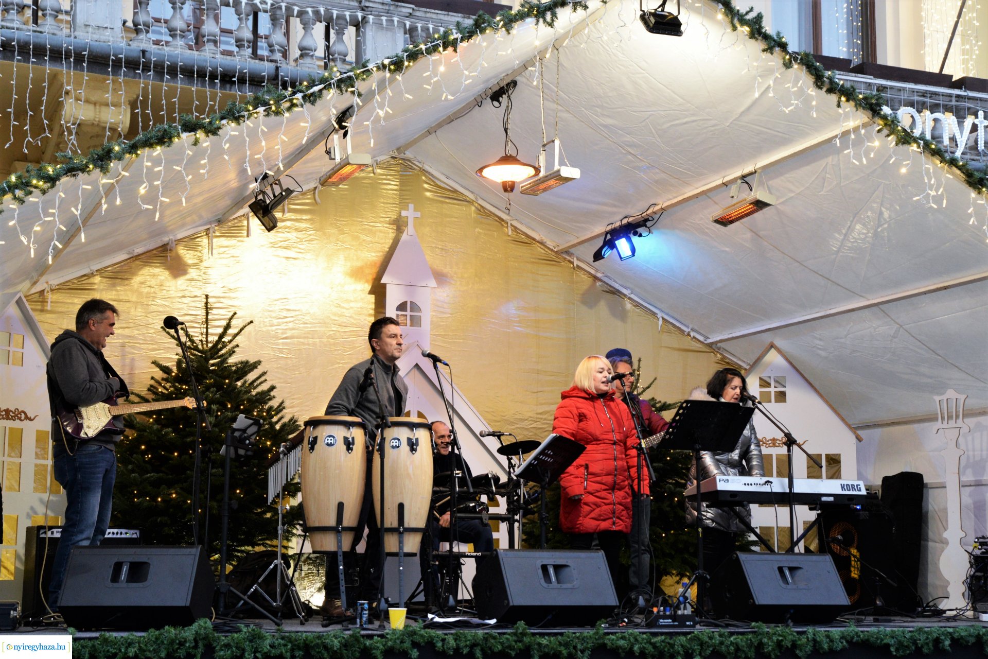 Advent második gyertyája - már két gyertyaláng ég a koszorún