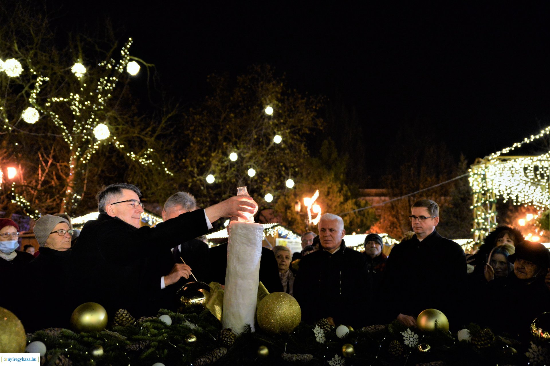 Advent második gyertyája - már két gyertyaláng ég a koszorún