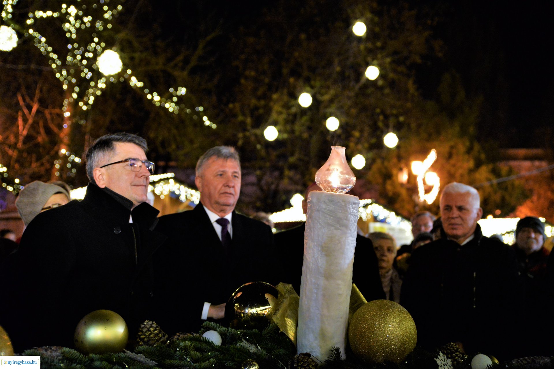 Advent második gyertyája - már két gyertyaláng ég a koszorún