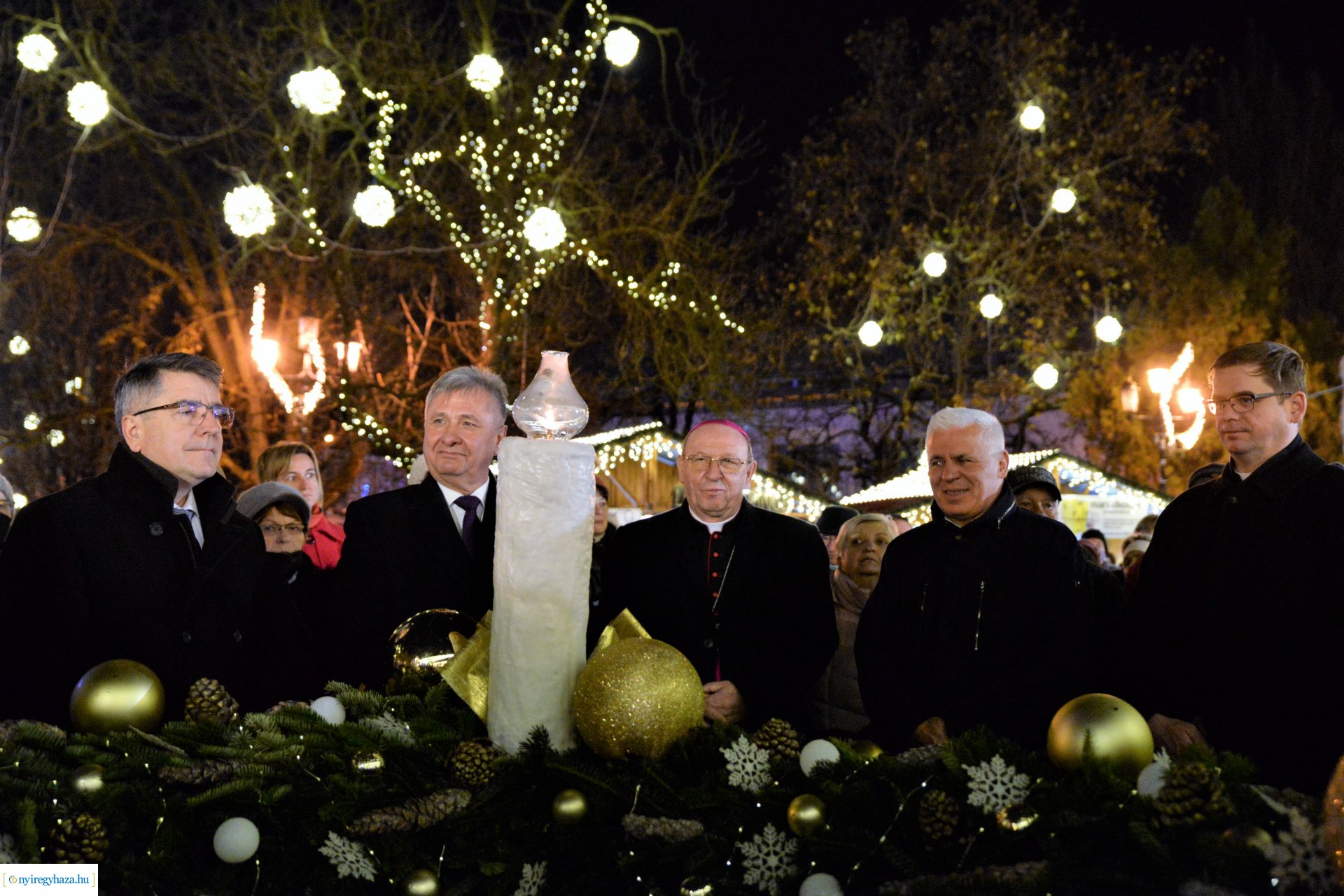 Advent második gyertyája - már két gyertyaláng ég a koszorún