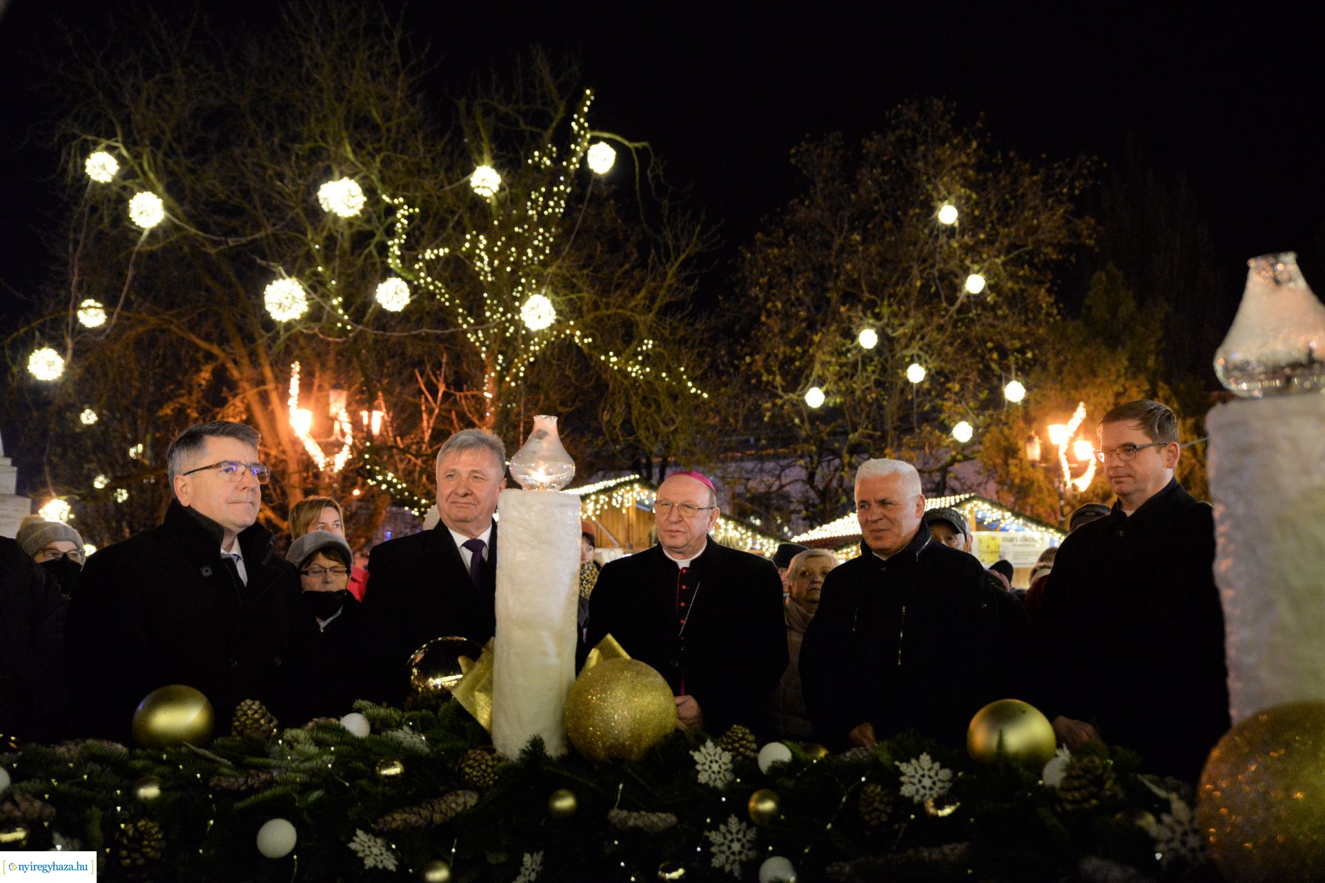 Advent második gyertyája - már két gyertyaláng ég a koszorún