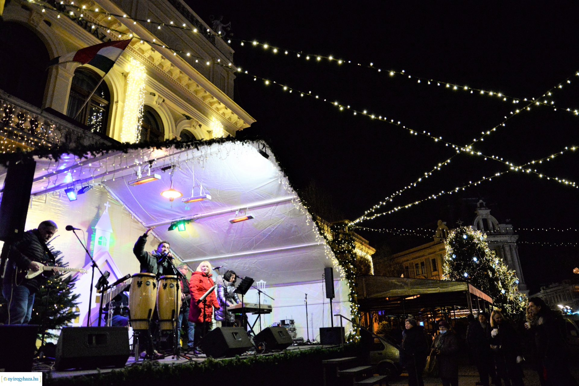 Advent második gyertyája - már két gyertyaláng ég a koszorún