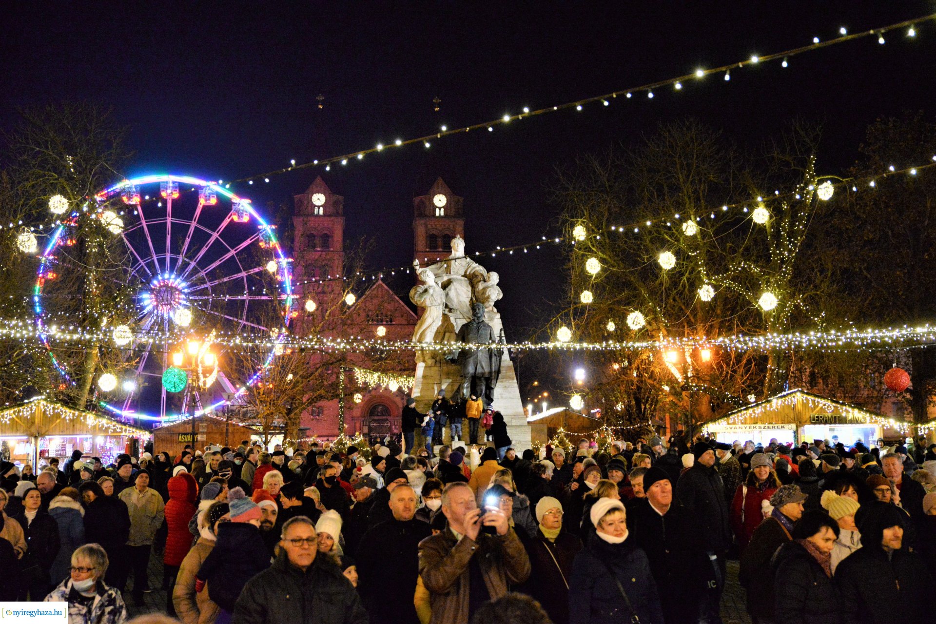 Advent második gyertyája - már két gyertyaláng ég a koszorún
