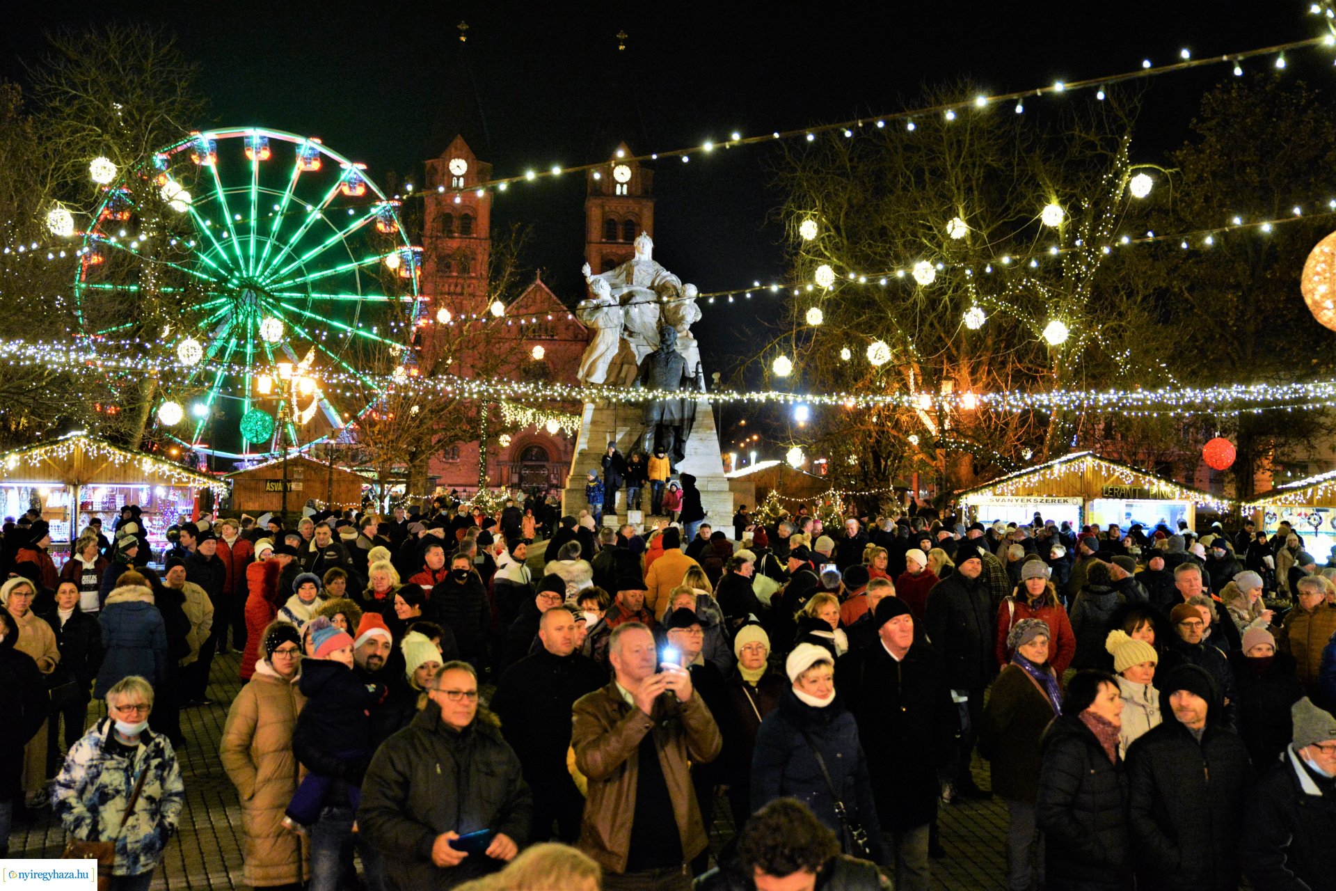 Advent második gyertyája - már két gyertyaláng ég a koszorún