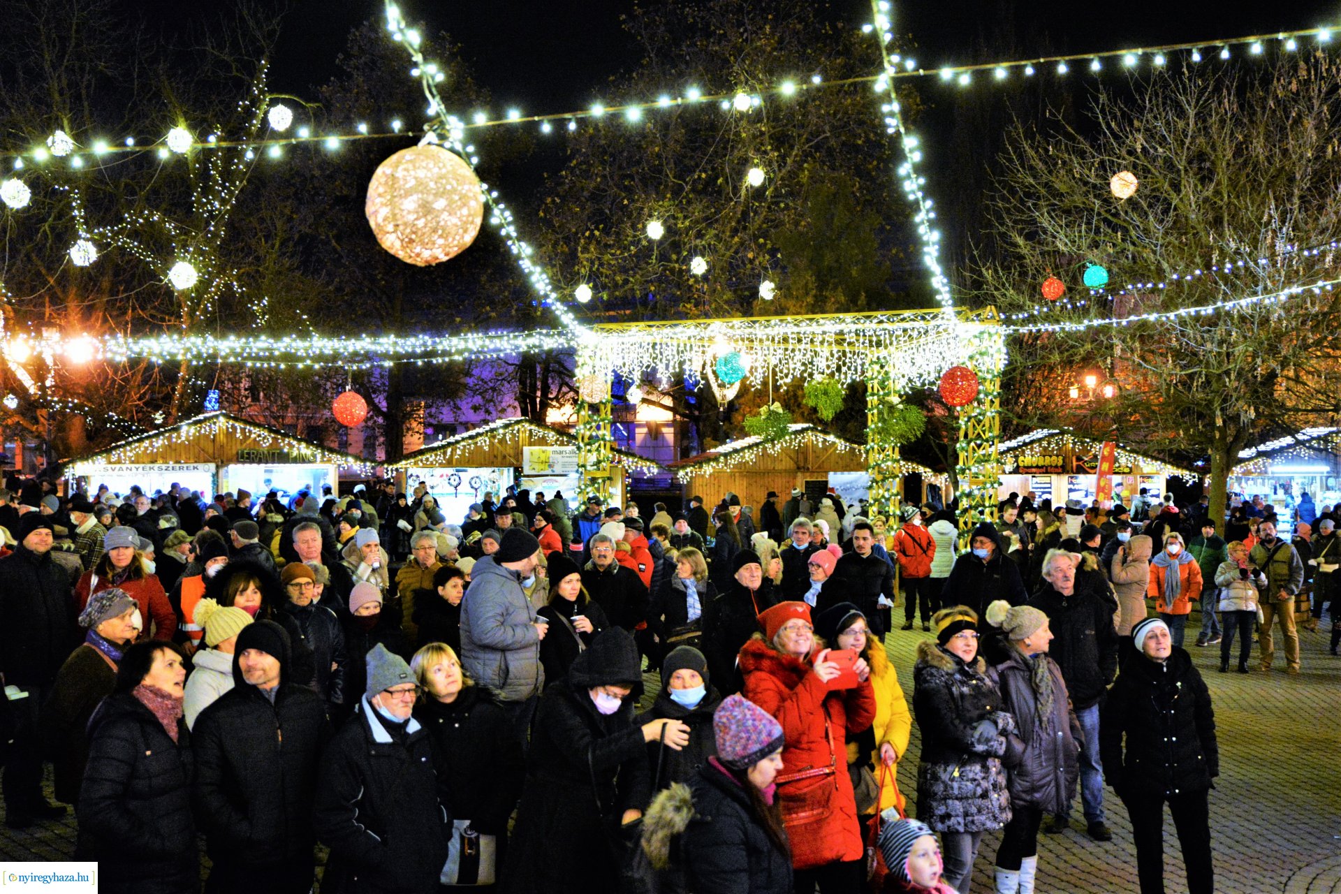 Advent második gyertyája - már két gyertyaláng ég a koszorún
