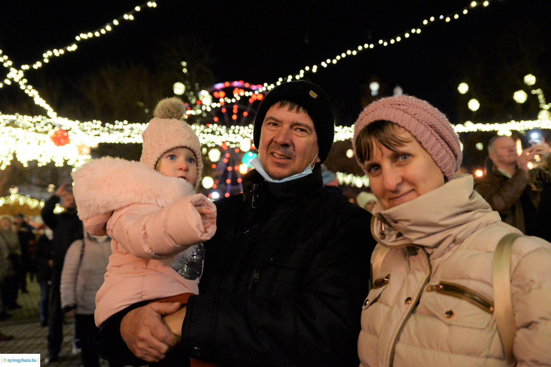 Advent második gyertyája - már két gyertyaláng ég a koszorún