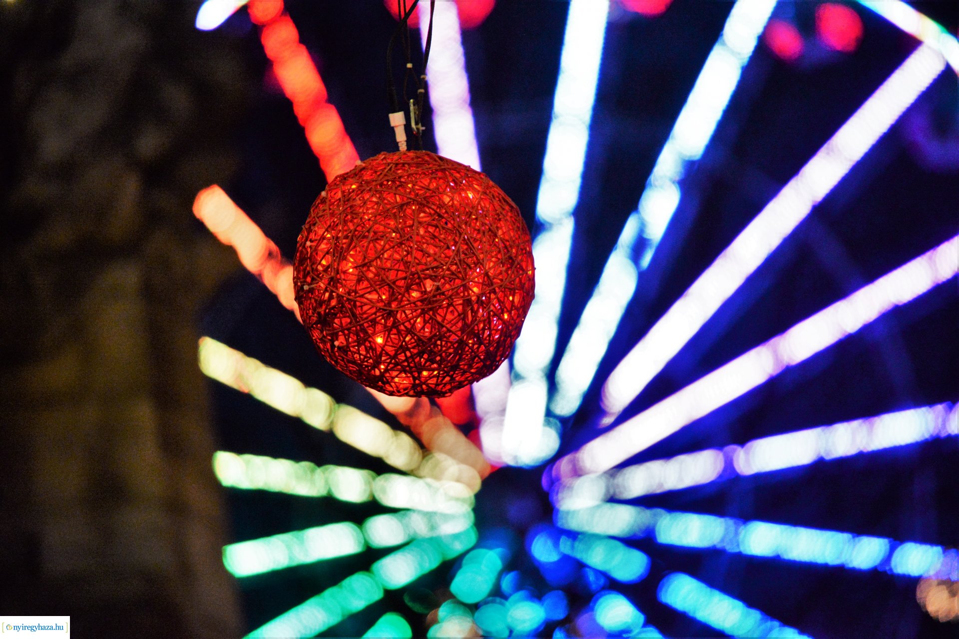 Advent második gyertyája - már két gyertyaláng ég a koszorún