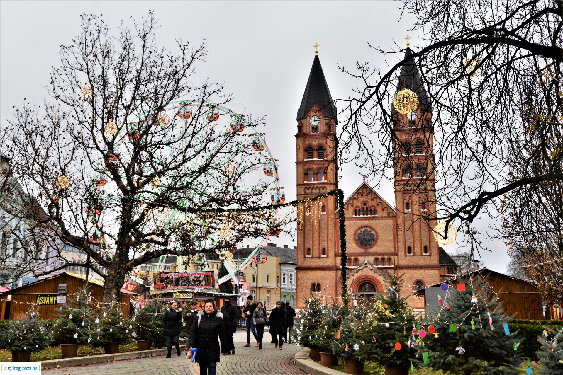 Advent második gyertyája - már két gyertyaláng ég a koszorún