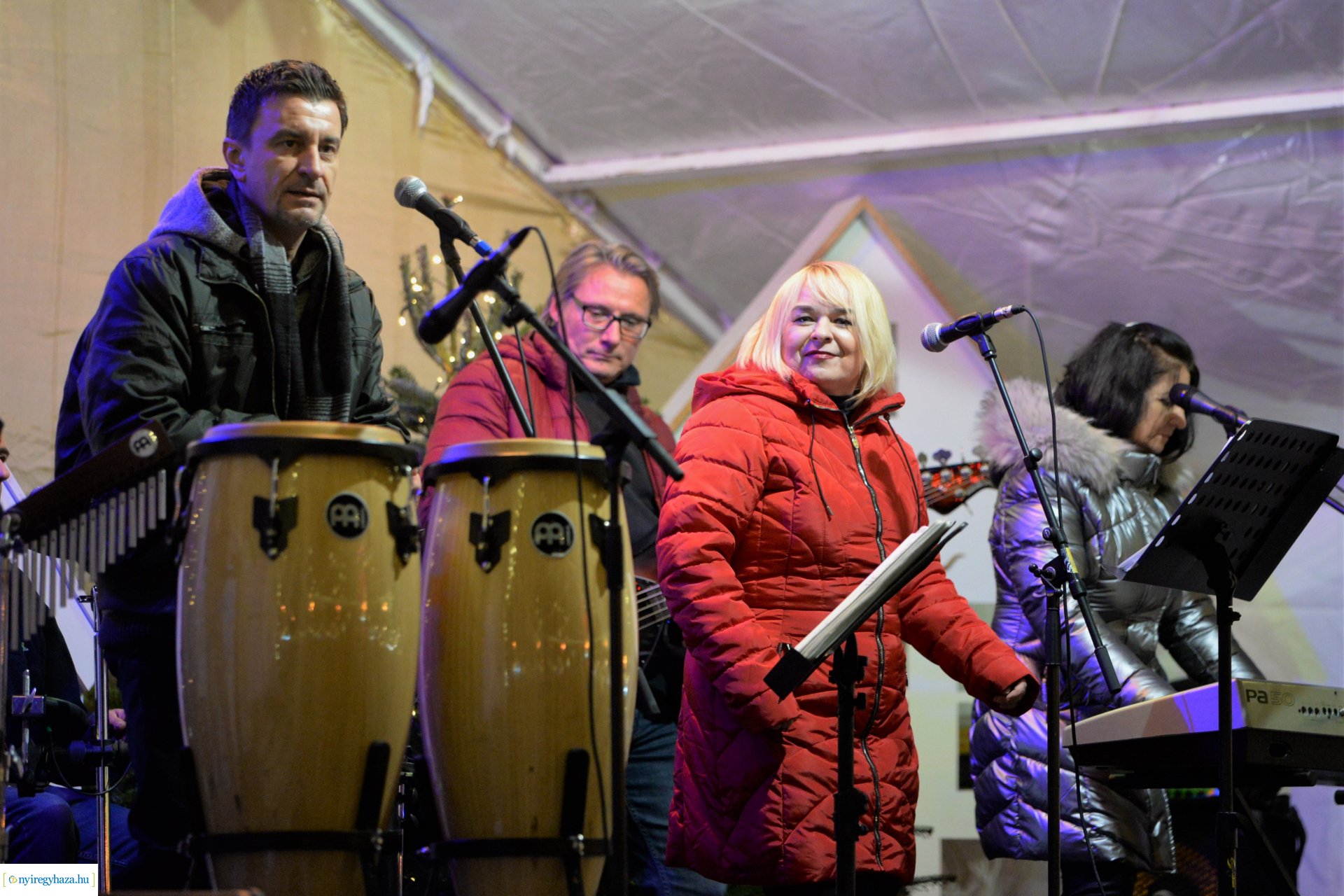 Advent második gyertyája - már két gyertyaláng ég a koszorún