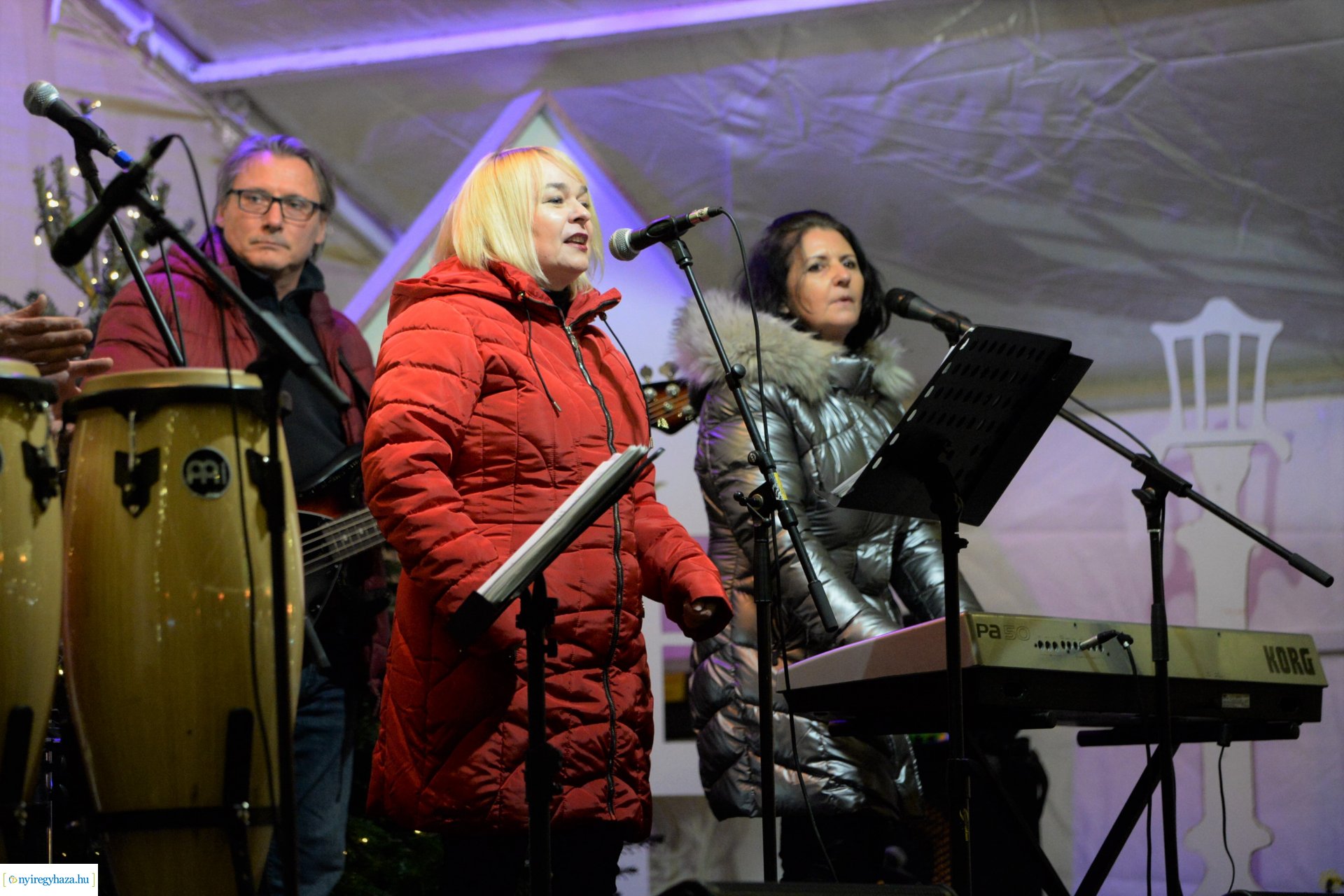 Advent második gyertyája - már két gyertyaláng ég a koszorún