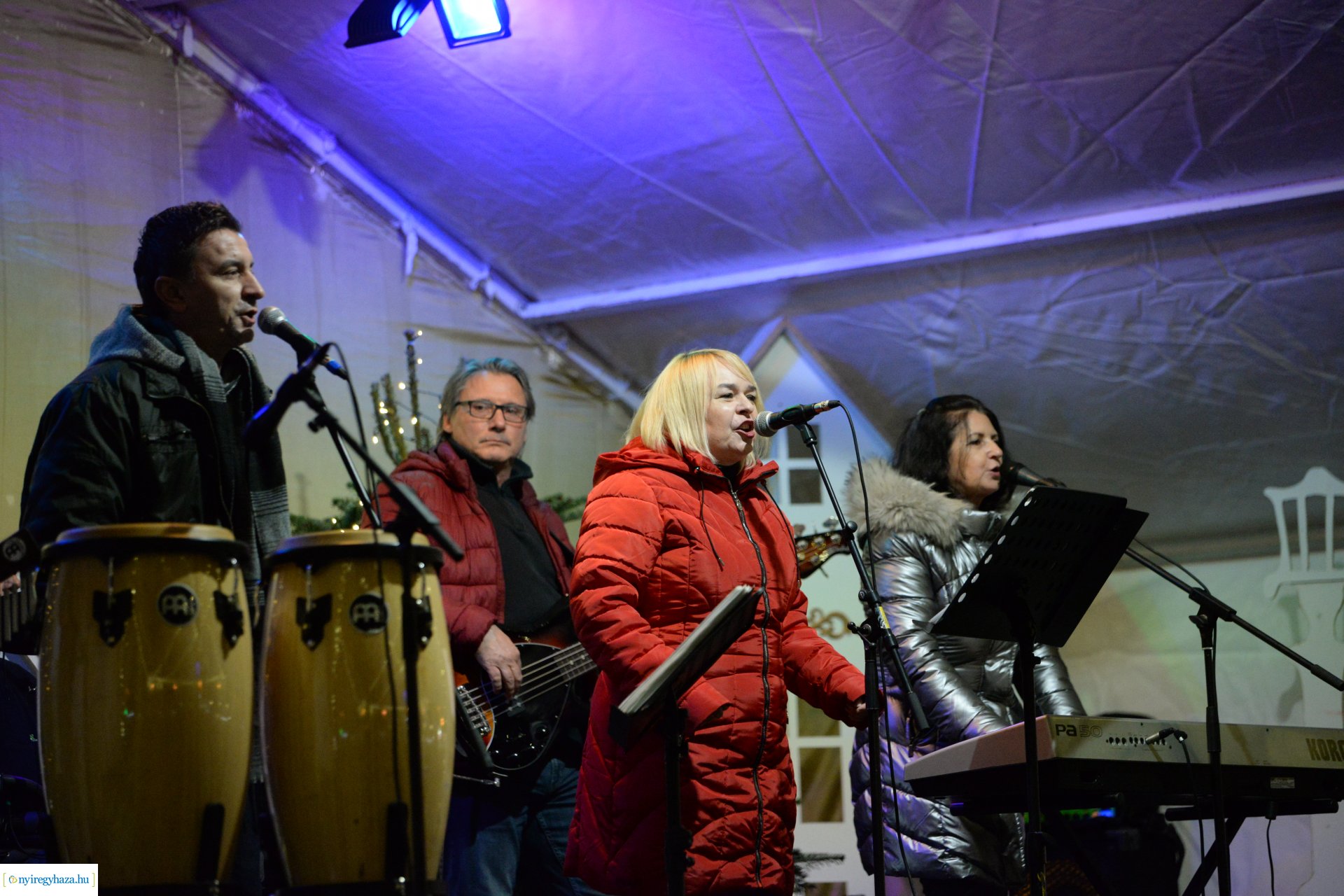 Advent második gyertyája - már két gyertyaláng ég a koszorún