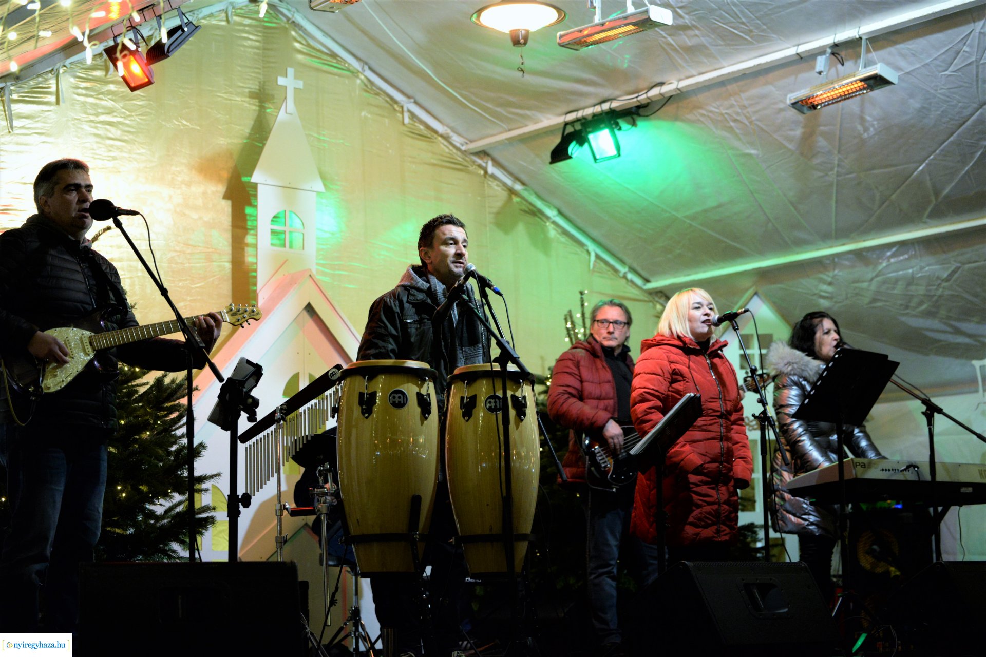 Advent második gyertyája - már két gyertyaláng ég a koszorún