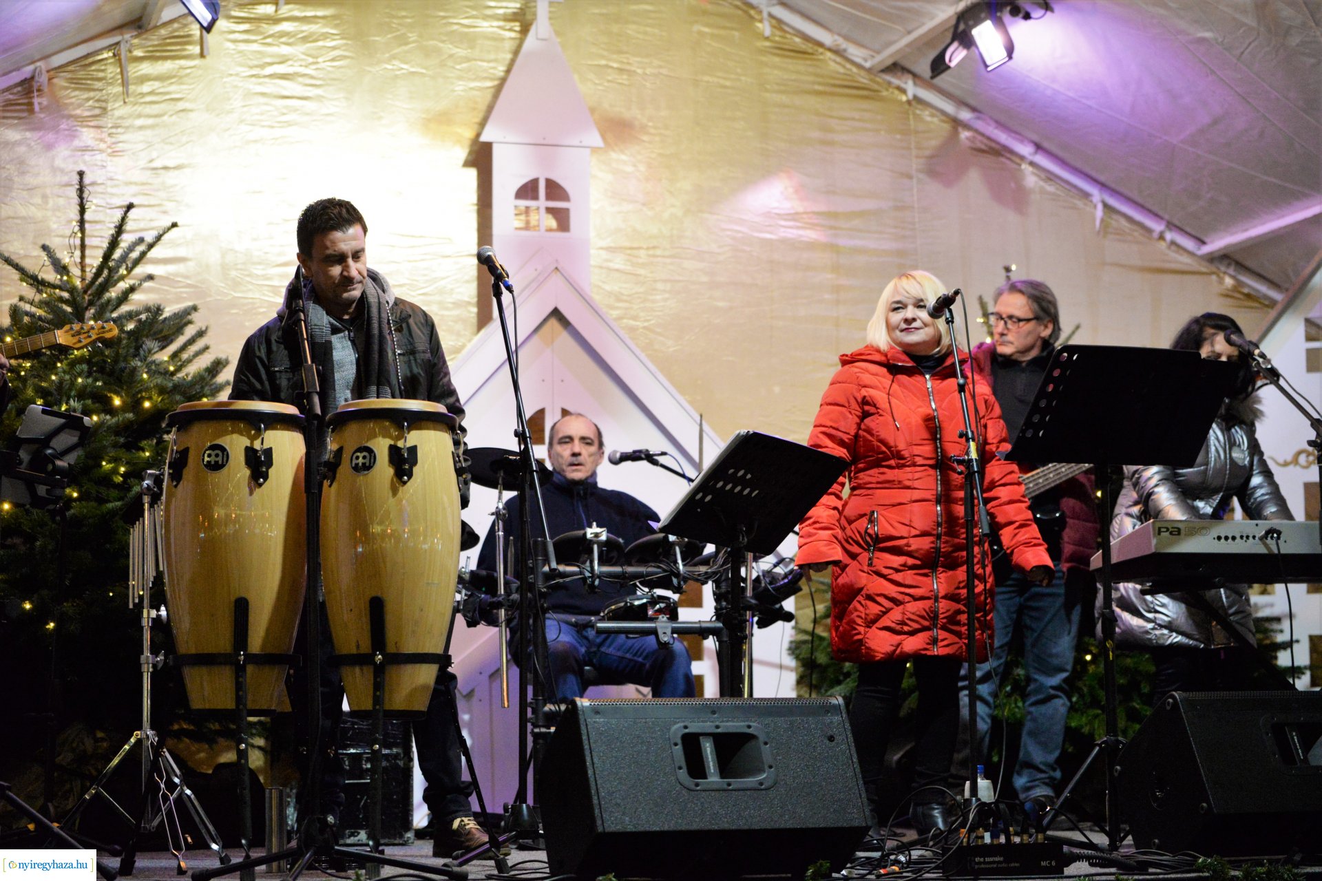 Advent második gyertyája - már két gyertyaláng ég a koszorún