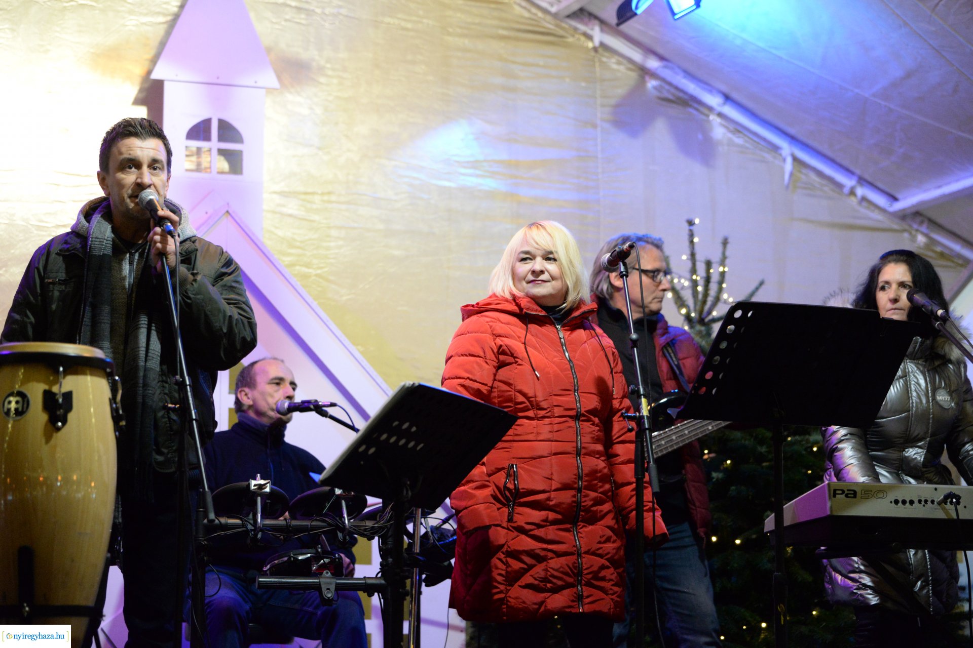 Advent második gyertyája - már két gyertyaláng ég a koszorún