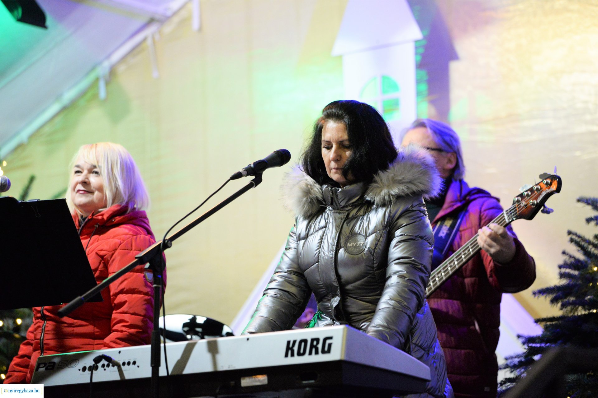 Advent második gyertyája - már két gyertyaláng ég a koszorún