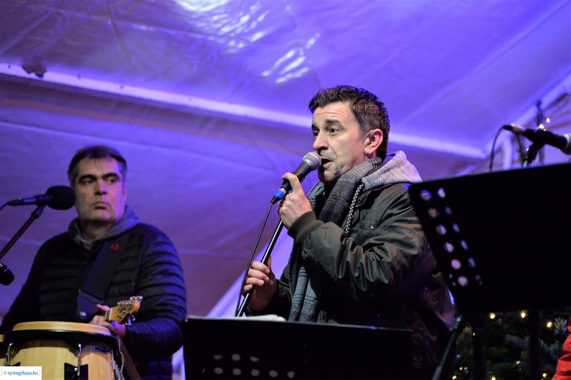 Advent második gyertyája - már két gyertyaláng ég a koszorún