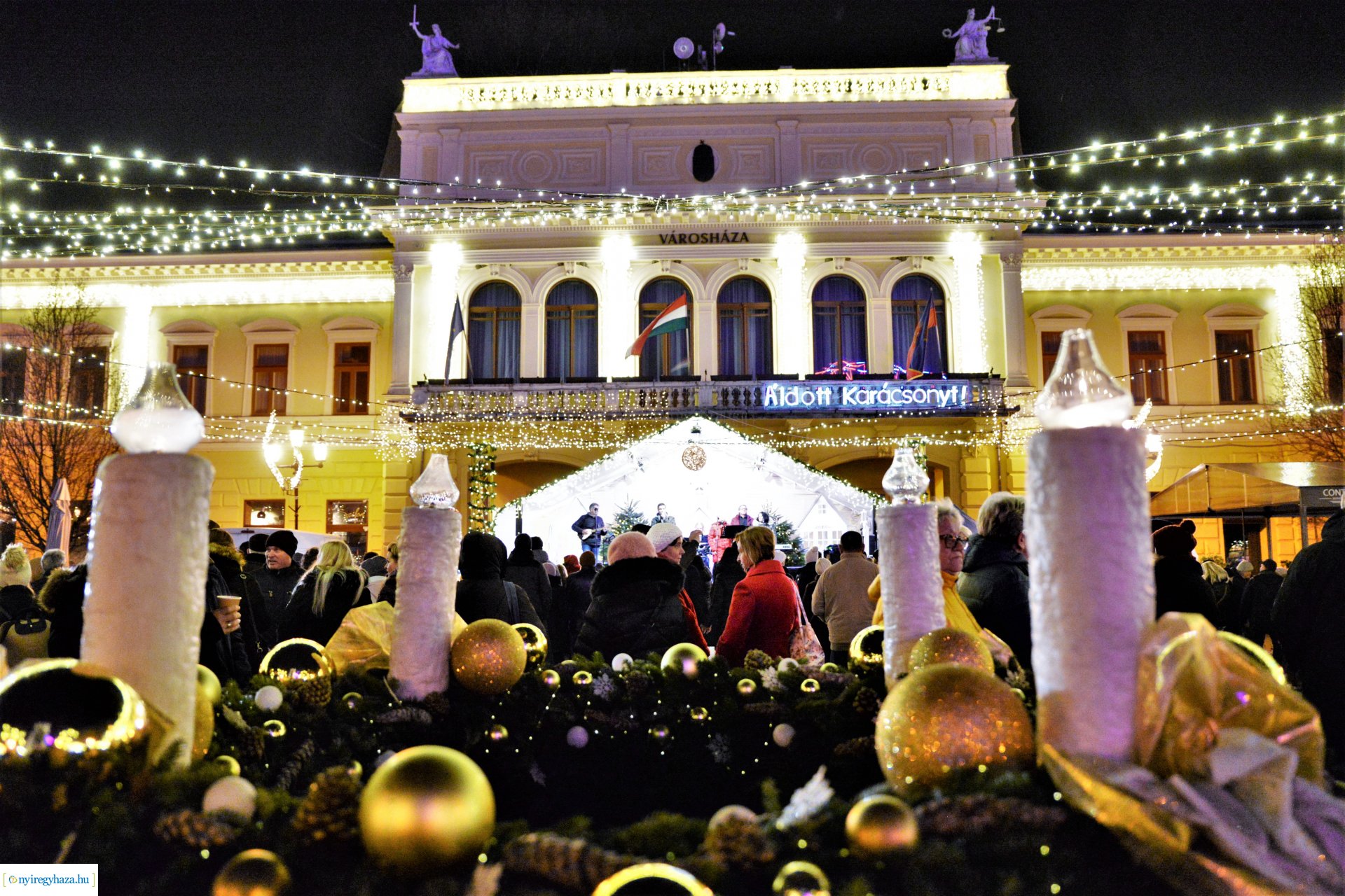 Advent második gyertyája - már két gyertyaláng ég a koszorún