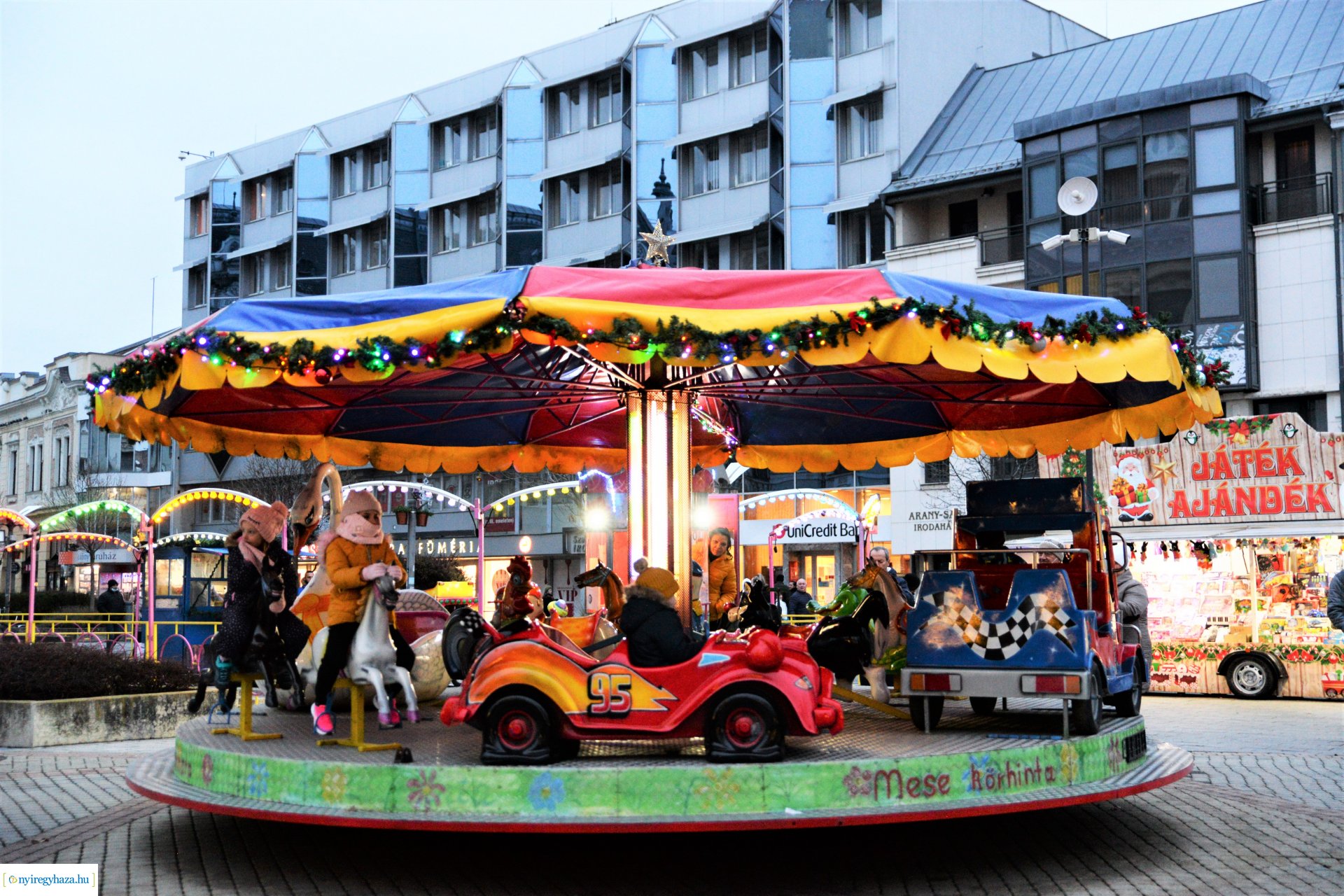 Advent második gyertyája - már két gyertyaláng ég a koszorún