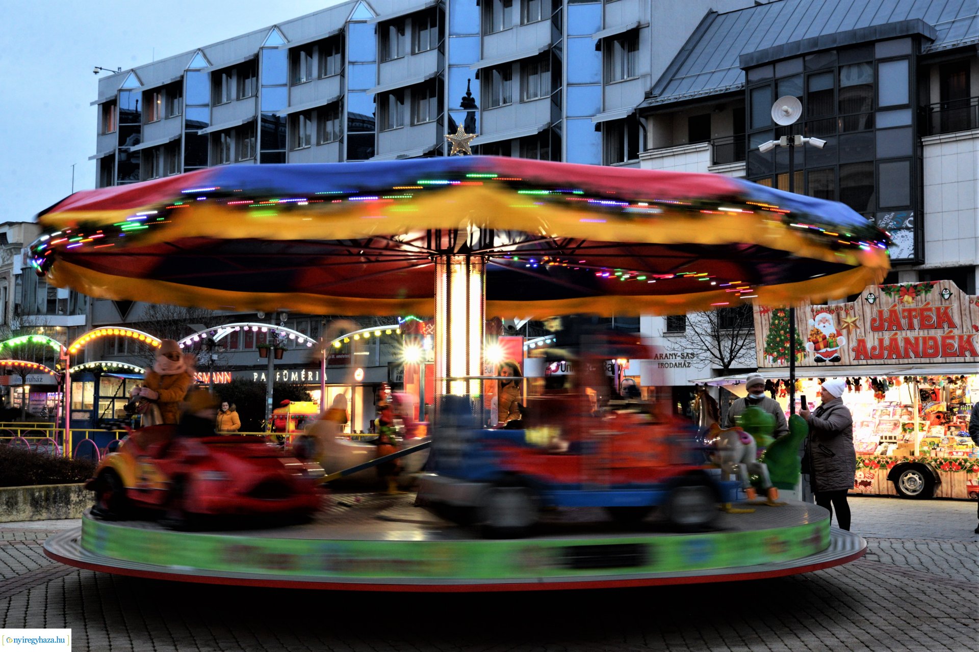 Advent második gyertyája - már két gyertyaláng ég a koszorún