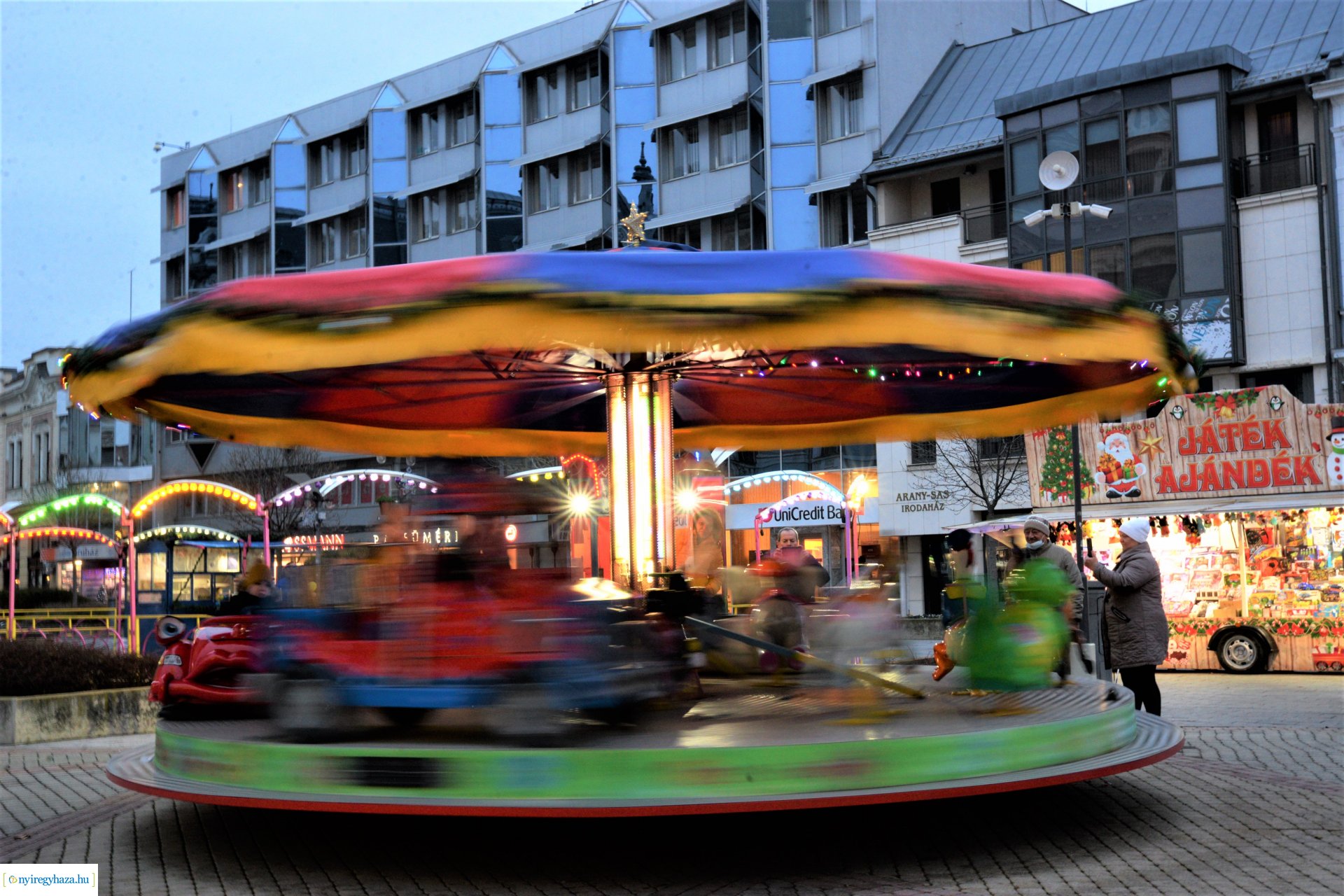 Advent második gyertyája - már két gyertyaláng ég a koszorún