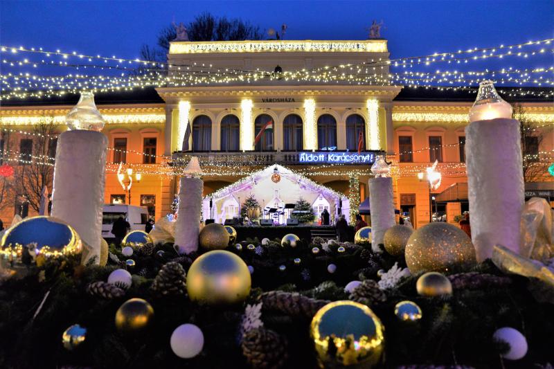 Advent második gyertyája - már két gyertyaláng ég a koszorún