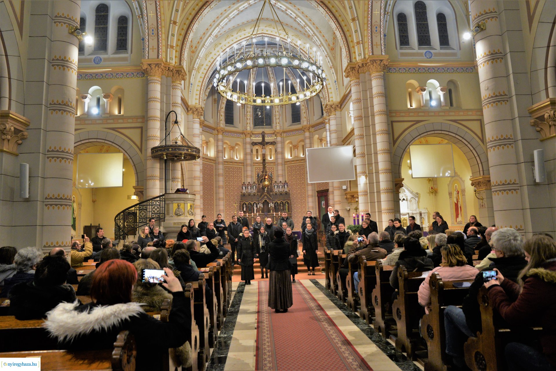 Adventi zenés áhitat