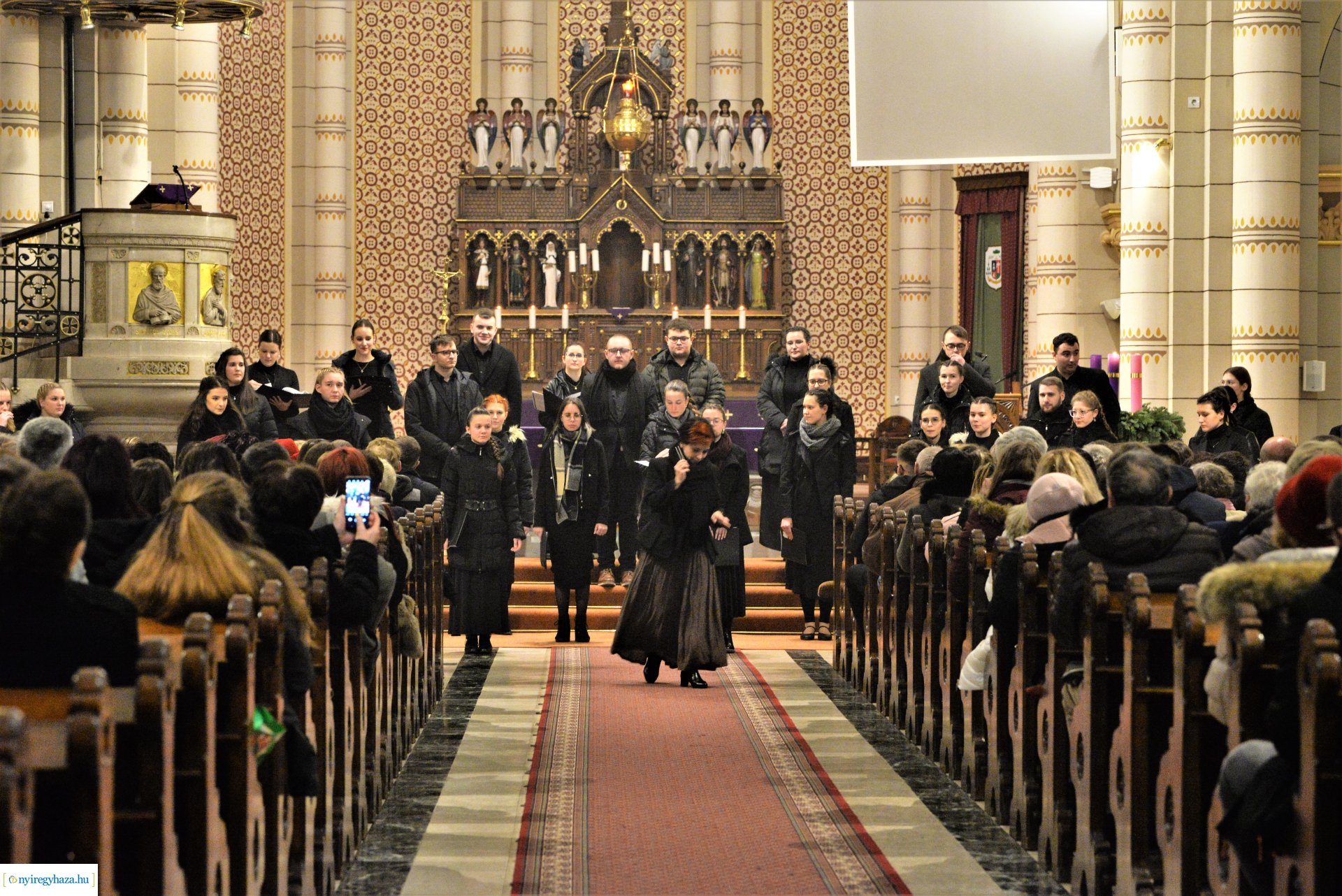 Adventi zenés áhitat