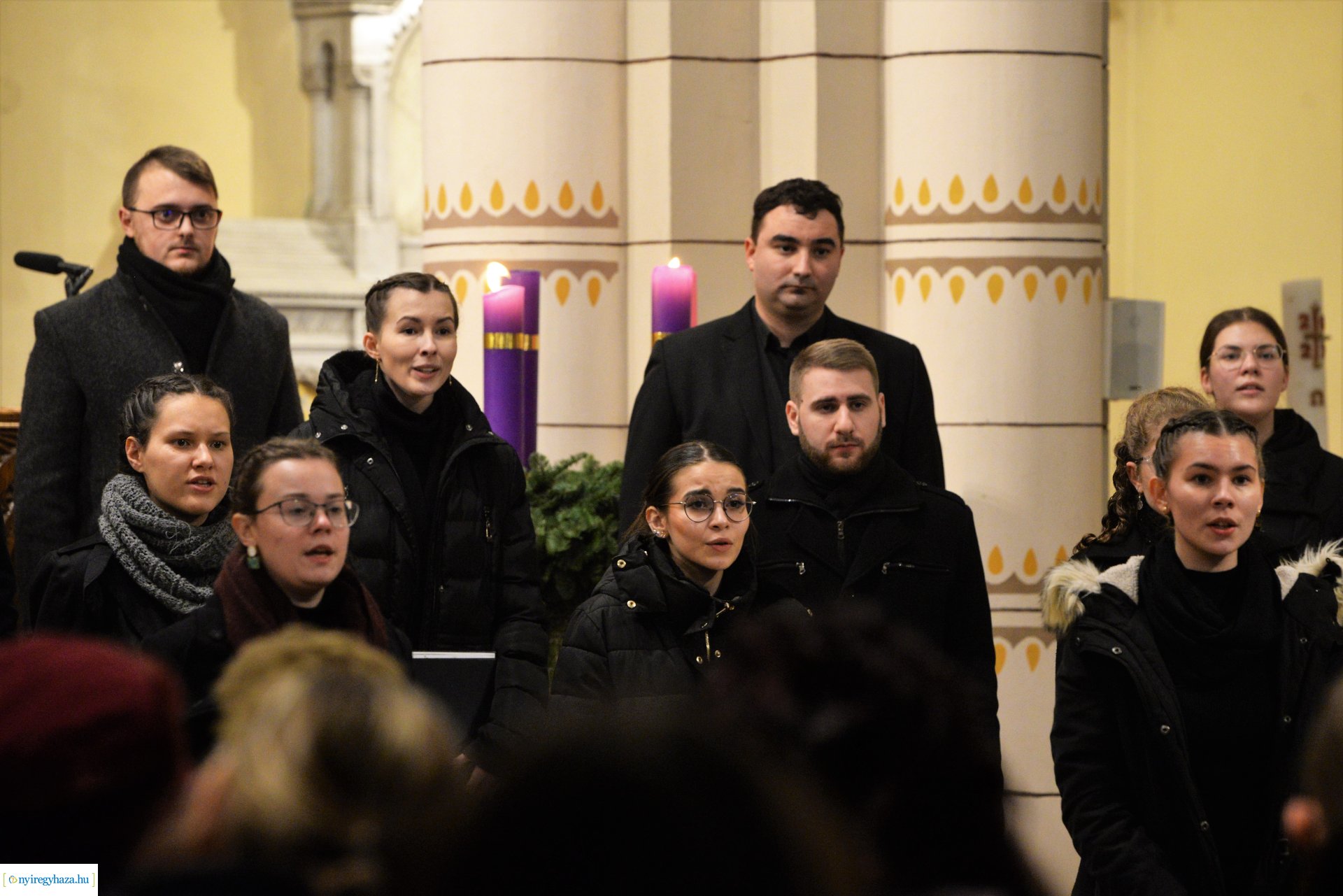 Adventi zenés áhitat