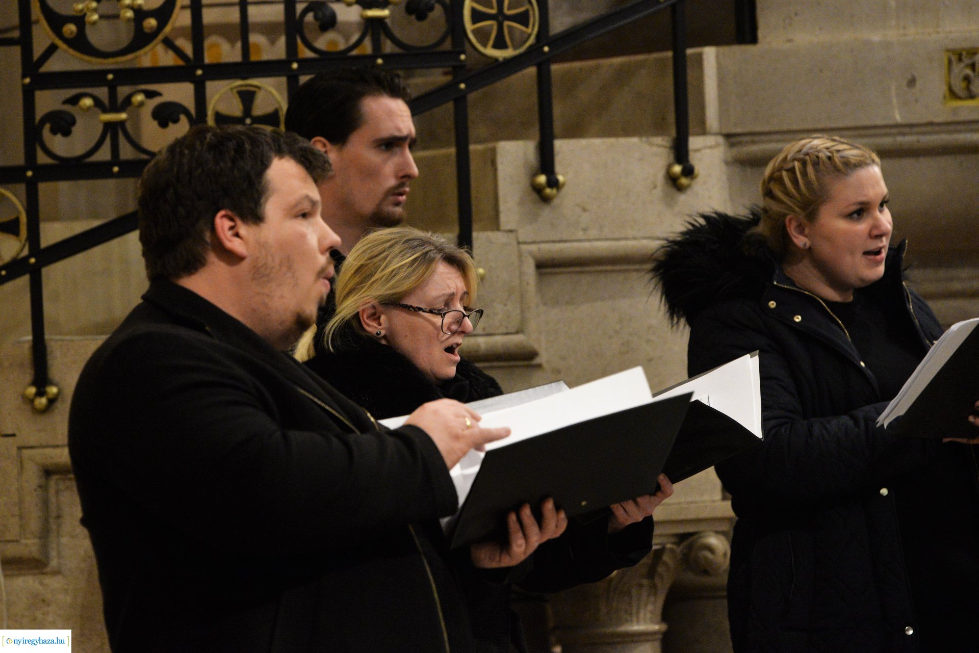 Adventi zenés áhitat